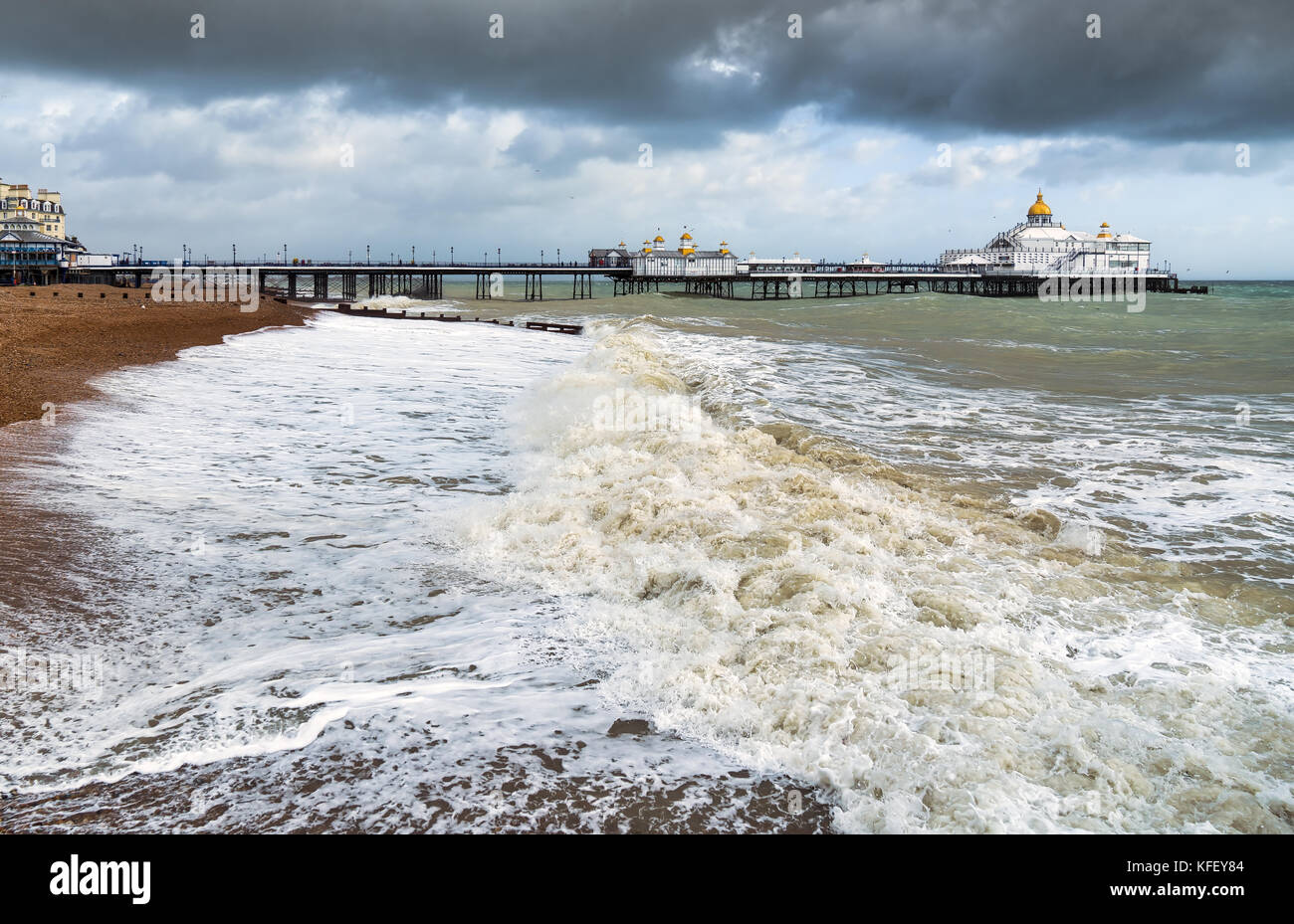 EASTBOURNE, East Sussex/UK - 21. Oktober: Ende des Sturms Brian Racing Vergangenheit Eastbourne Pier in East Sussex am 21. Oktober 2017 Stockfoto
