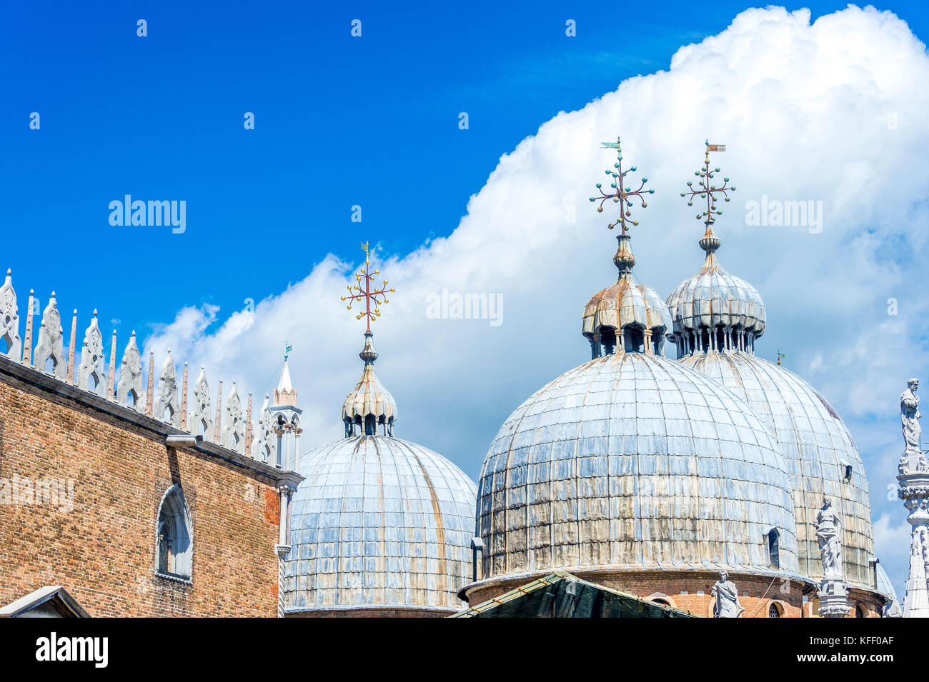 Drei der fünf Kuppeln des Markusdoms in Venedig, Italien Stockfoto