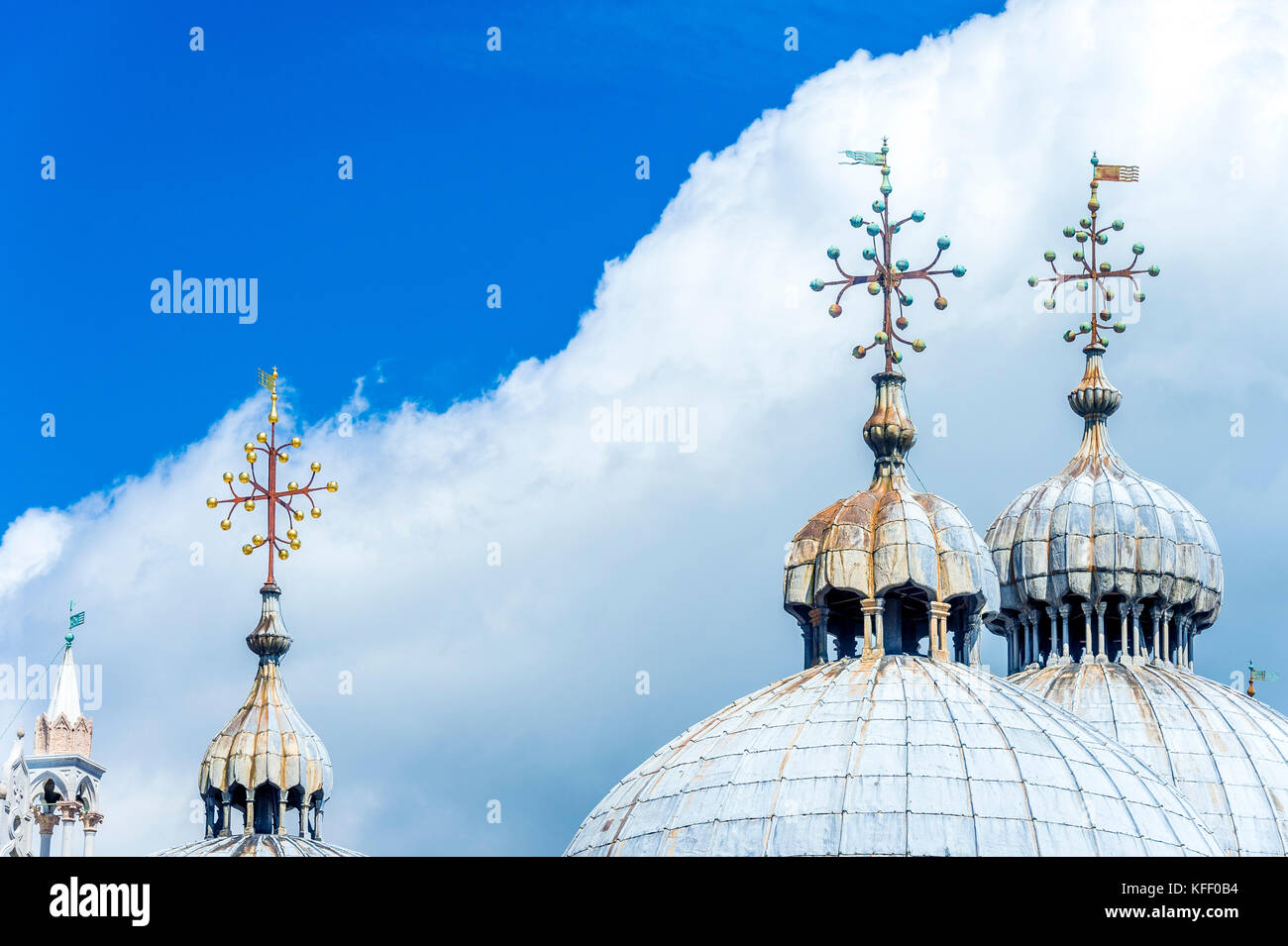 Drei der fünf Kuppeln des Markusdoms in Venedig, Italien Stockfoto