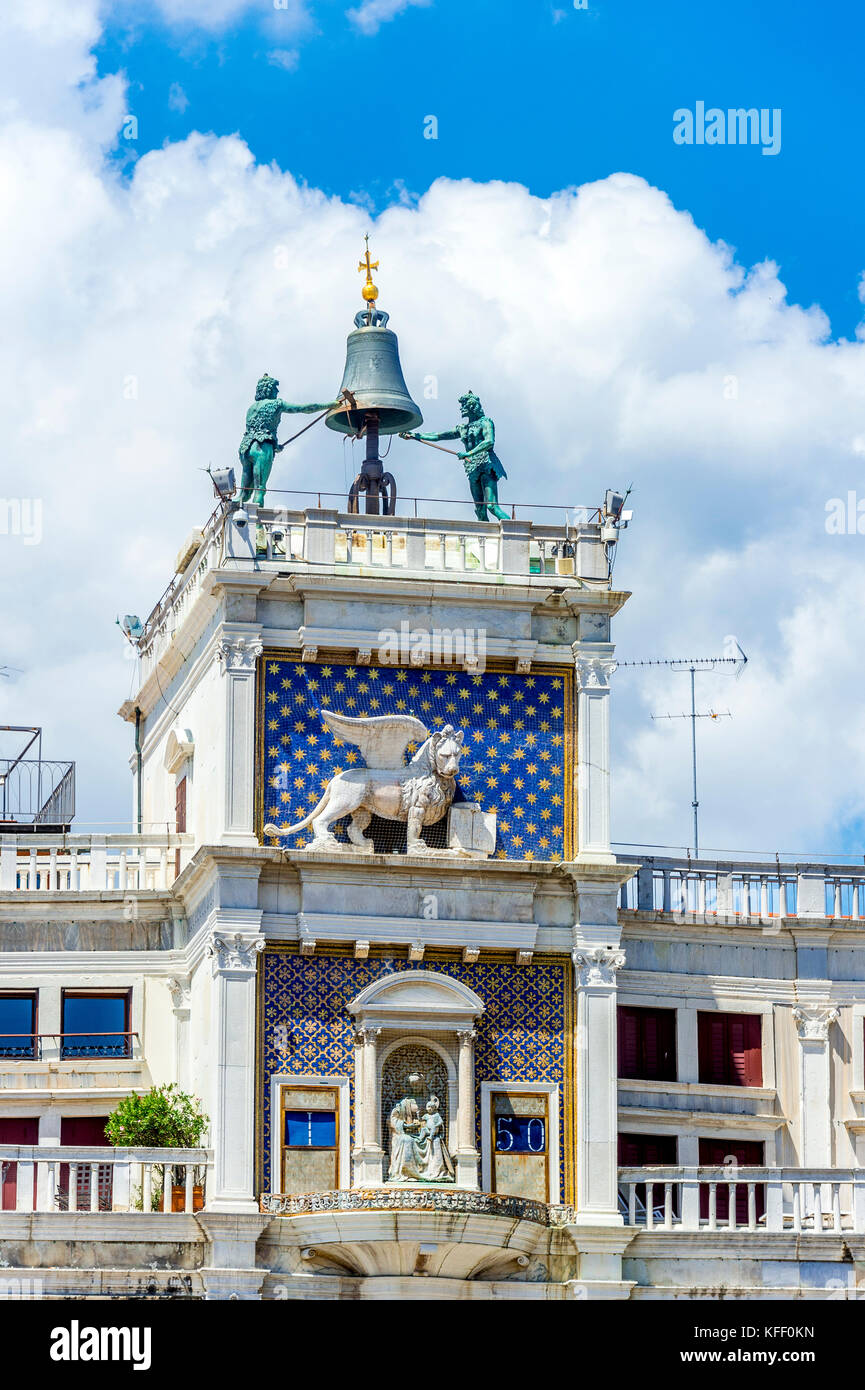 Die Spitze des Uhrturms auf dem Markusplatz in Venedig, Italien Stockfoto