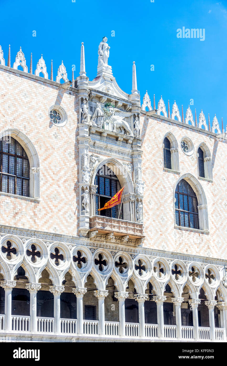 Die Fassade des Dogenpalasts vom Markusplatz in Venedig, Italien Stockfoto