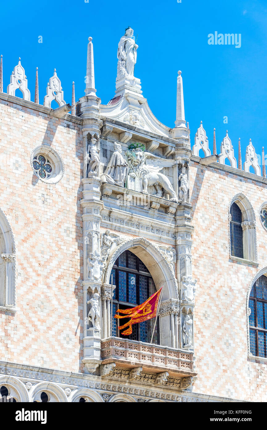 Die Fassade des Dogenpalasts vom Markusplatz in Venedig, Italien Stockfoto