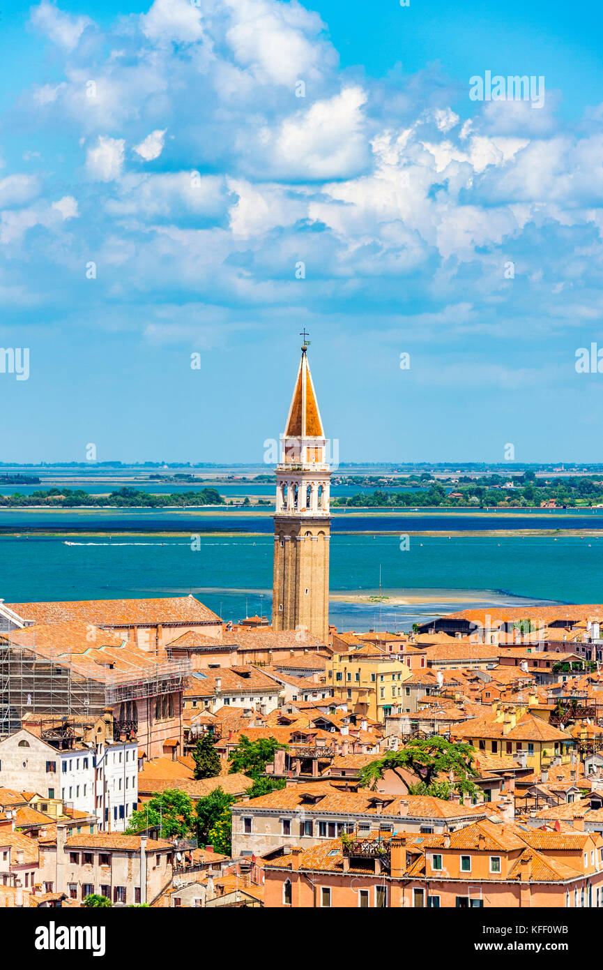 Der Glockenturm von San Francesco della Vigna ist eines der höchsten Gebäude in Venedig und gehört zur Chiesa di San Francesco della Vigna. Stockfoto