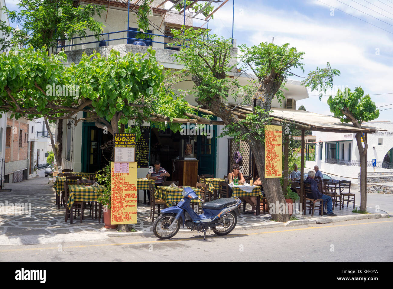Menschen in einer Taverne, Dorf Filoti, Insel Naxos, Kykladen, Ägäis, Griechenland Stockfoto