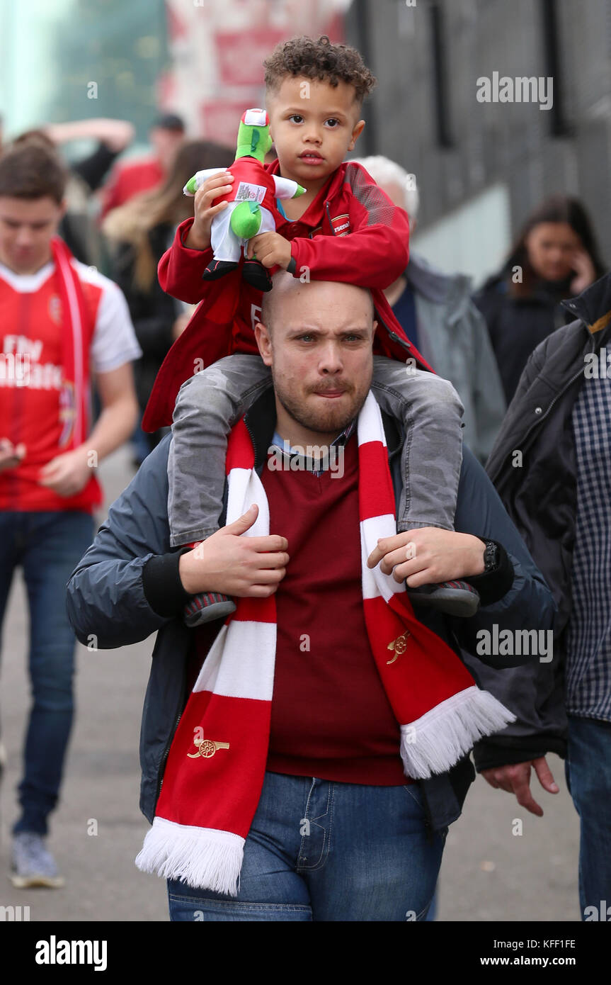Ein Arsenal-Fan bekommt beim Premier League-Spiel im Emirates Stadium in London ein Sparschwein zurück. Stockfoto