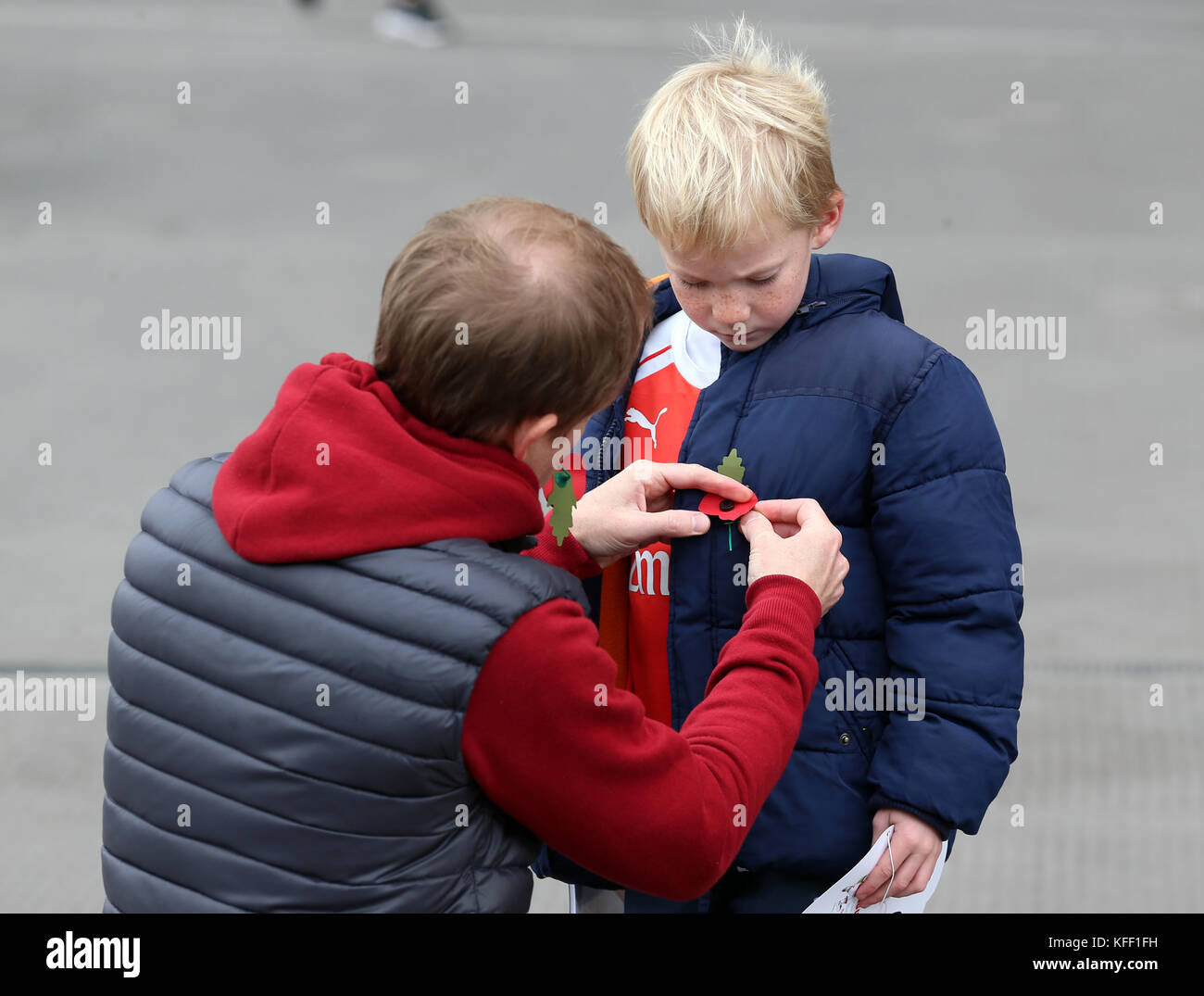 Ein Arsenal-Fan hat während des Premier League-Spiels im Emirates Stadium in London ein Mohnabzeichen an seiner Jacke festgesteckt. Stockfoto
