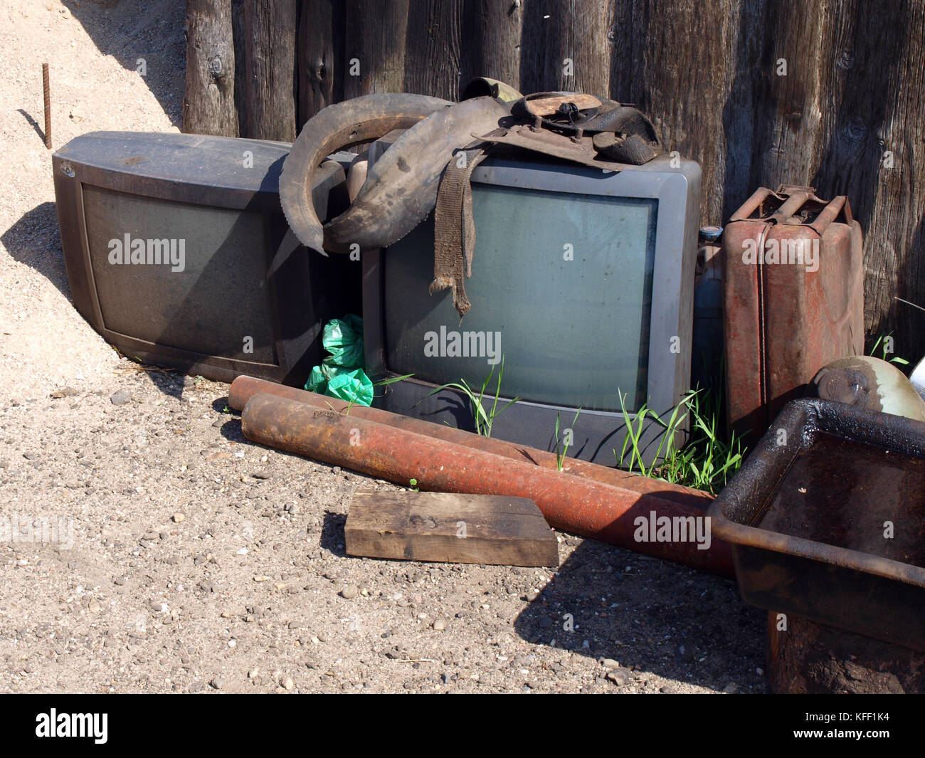 Alte Tv Gerate Entsorgt Abfalle Outdoor Stockfotografie Alamy