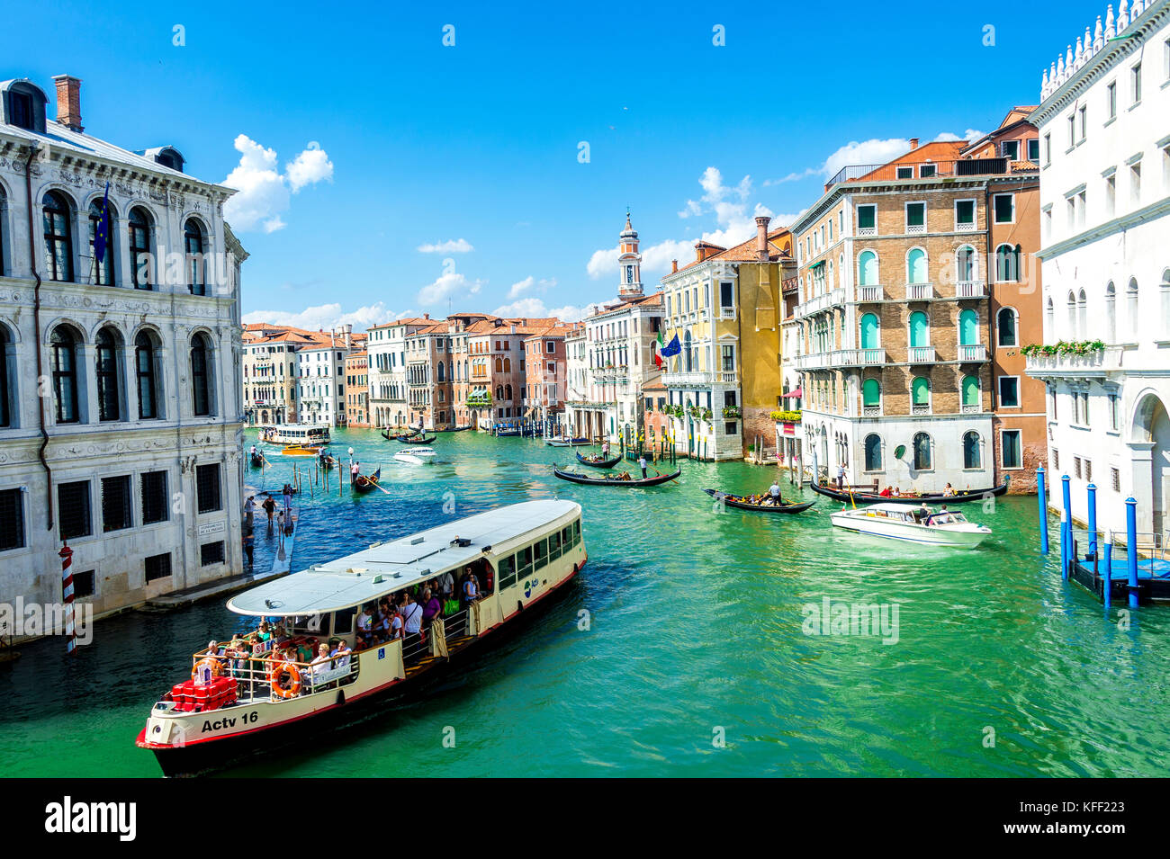 Ein Vaporetto und Gondeln auf dem Canal Grande in Venedig, Italien Stockfoto