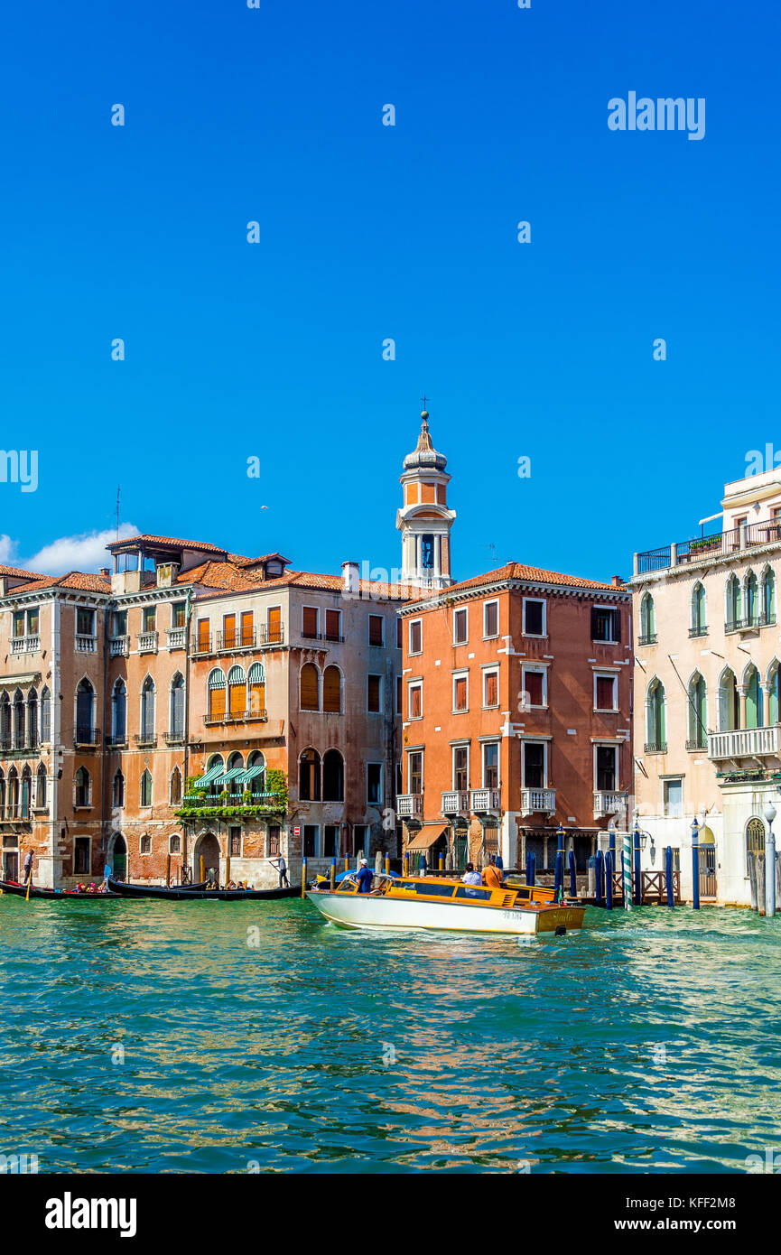 Ein Wassertaxi auf dem Canal Grande in Venedig, Italien Stockfoto