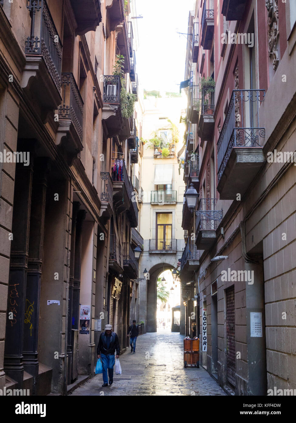 Barcelona, Spanien - 11.11.2016: Menschen sind zu Fuß eine enge Gasse in der Altstadt von Barcelona Bari Gotic Viertel. Stockfoto