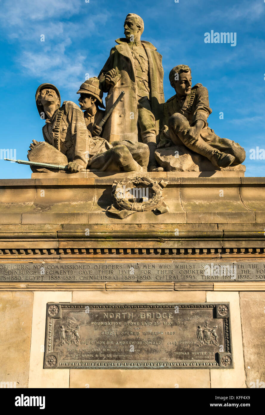 Kings Own Scottish Borderers Memorial Skulptur, North Bridge, Edinburgh, Schottland, UK von Bildhauer William Birnie mit Grundsteineinschrift Stockfoto