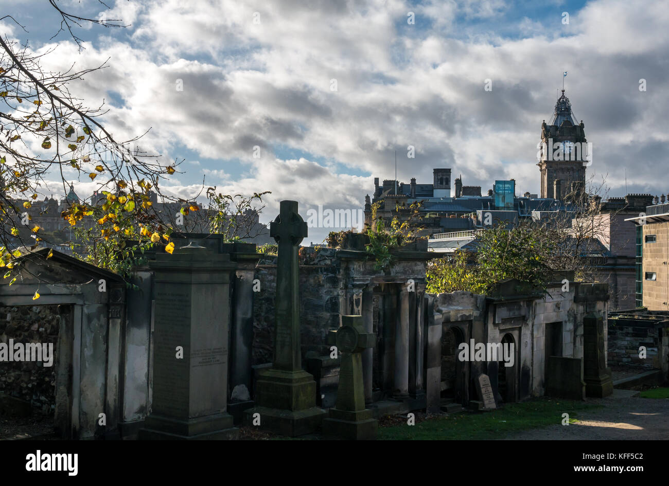 Grabsteine und Mausoleen in alten Calton Grabstätte Friedhof, Edinburgh, Schottland, Großbritannien, und einen Blick auf das City center mit Balmoral Hotel Clock Tower Stockfoto