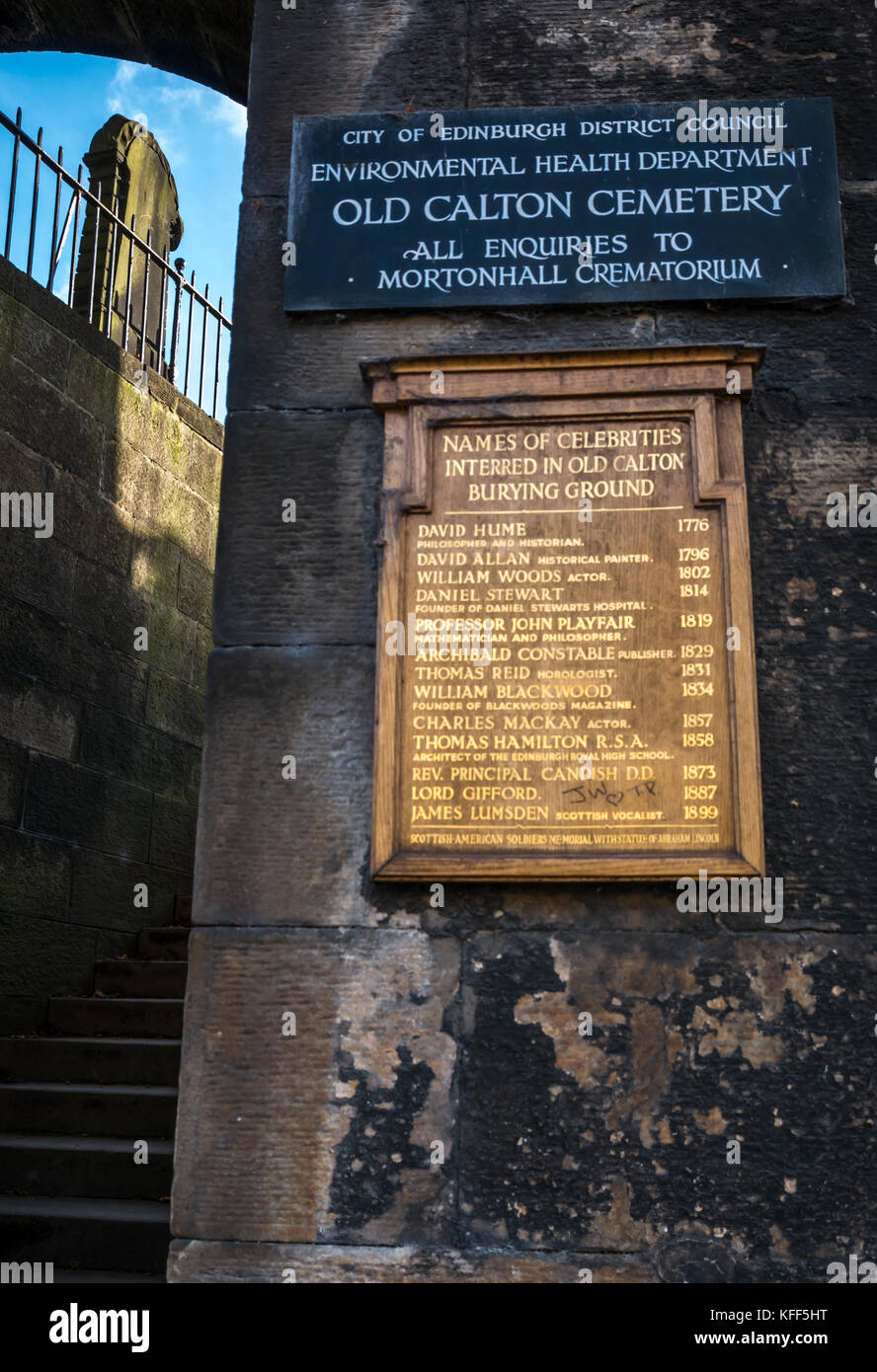 Eingang zum alten Calton begraben im Friedhof, Edinburgh, Schottland, Großbritannien, mit einem vergoldeten Liste der Namen von berühmten Menschen begraben, darunter David Hume Stockfoto