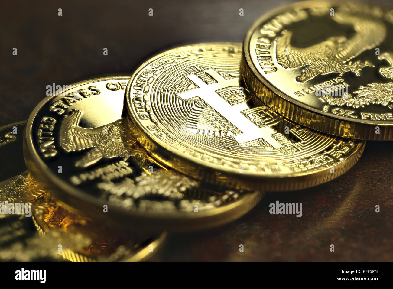 Bitcoin in einer Reihe von 1 Unze american Gold Eagle Bullion Coins Stockfoto