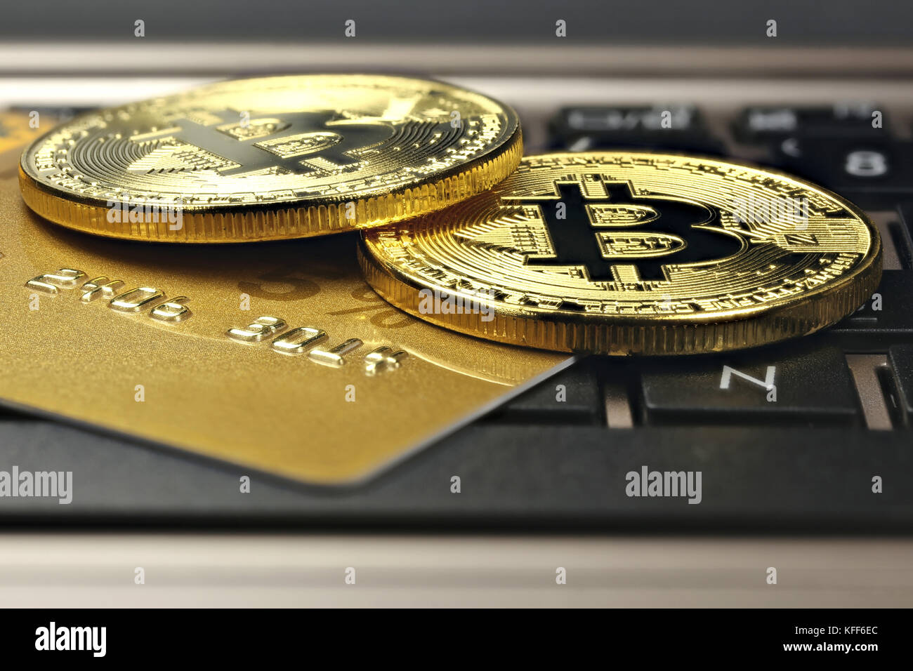 Bitcoins und Kreditkarte auf einem Laptop Tastatur Stockfoto
