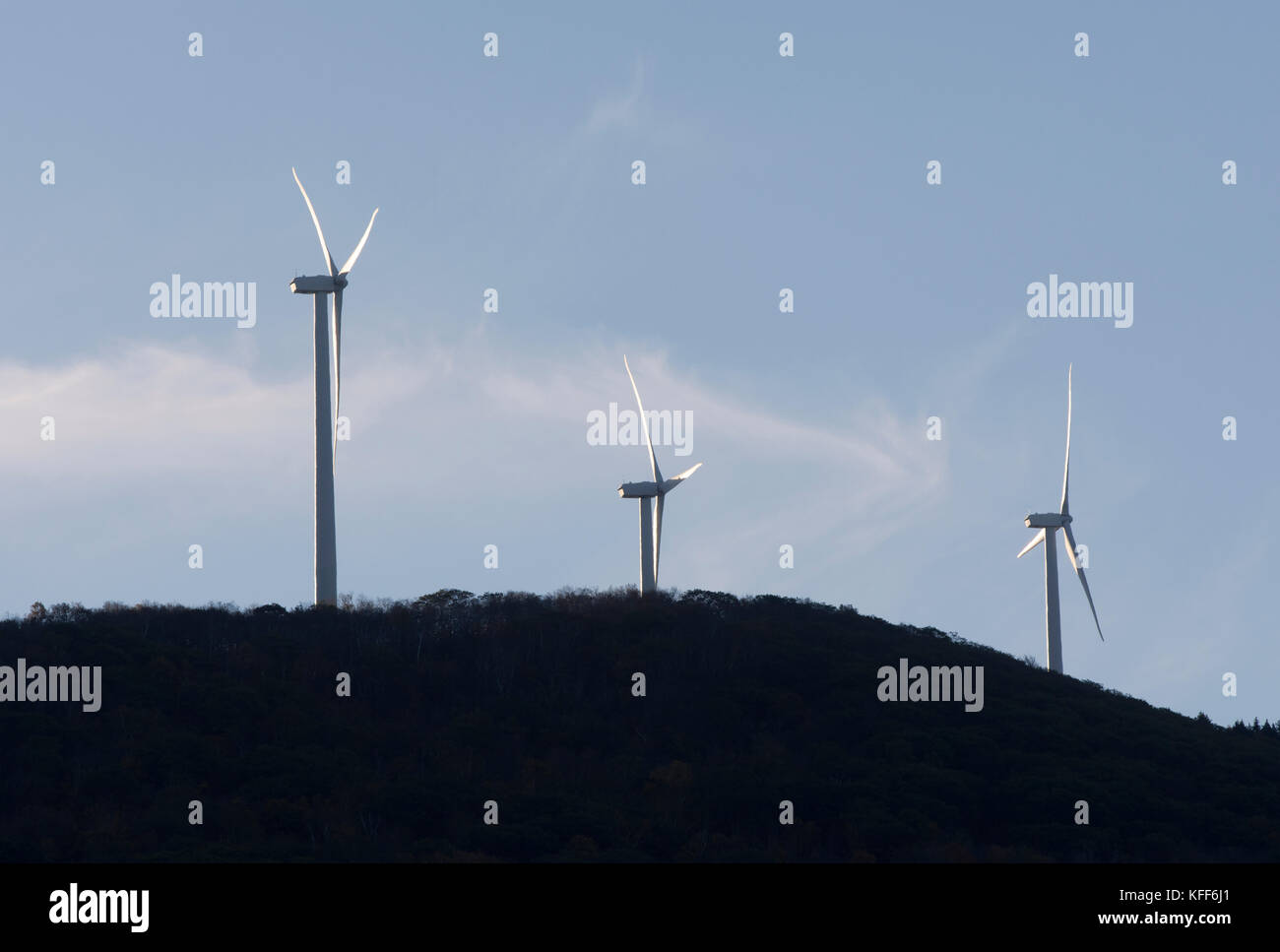 Windgeneratoren auf einem Berg am frühen Morgen in Williamstown, Massachusetts, USA Stockfoto
