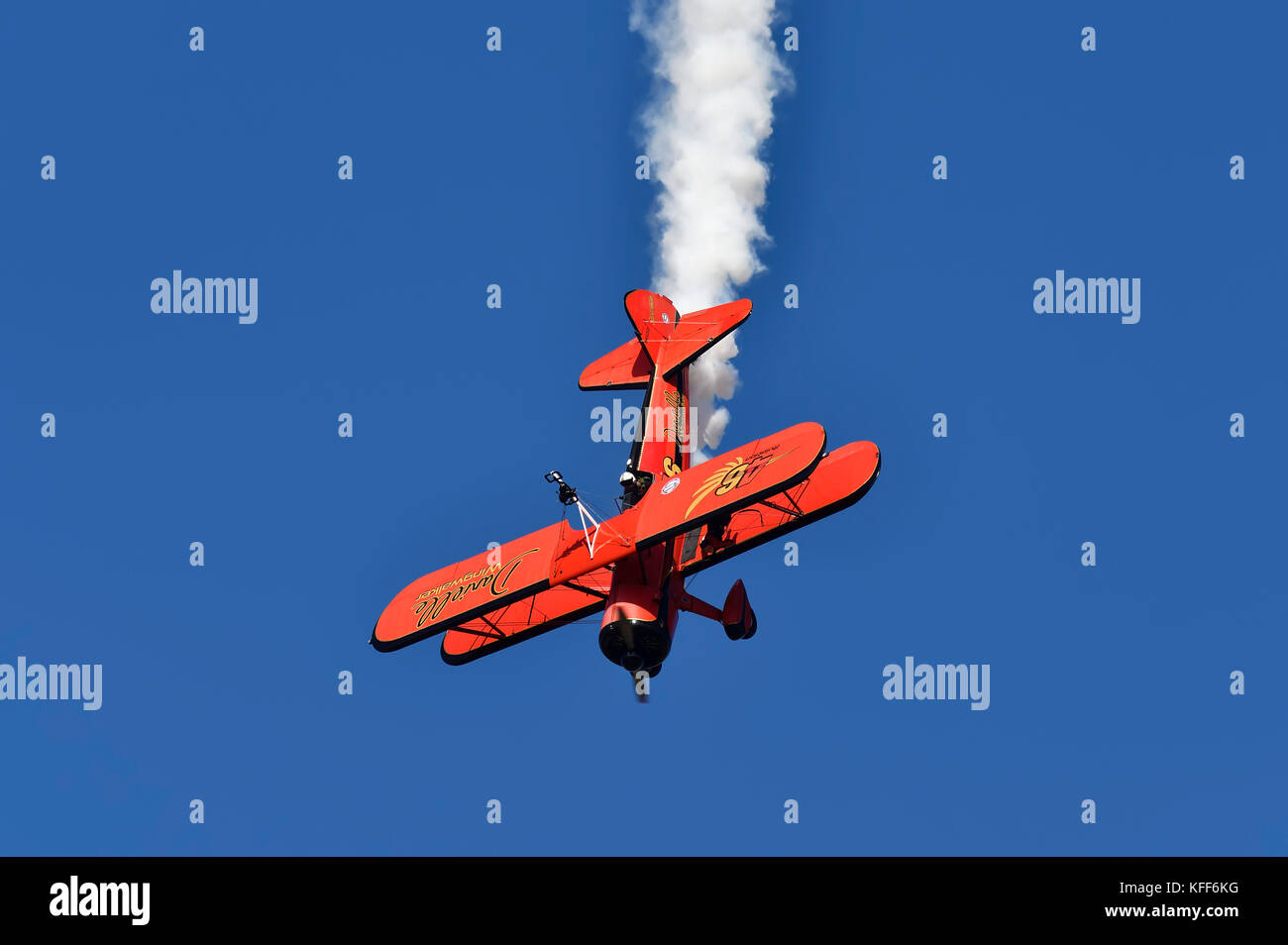 Wingwalker Danielle während Athen fliegen Woche 2017 air-Show in tanagra Air Force Base, Griechenland Stockfoto