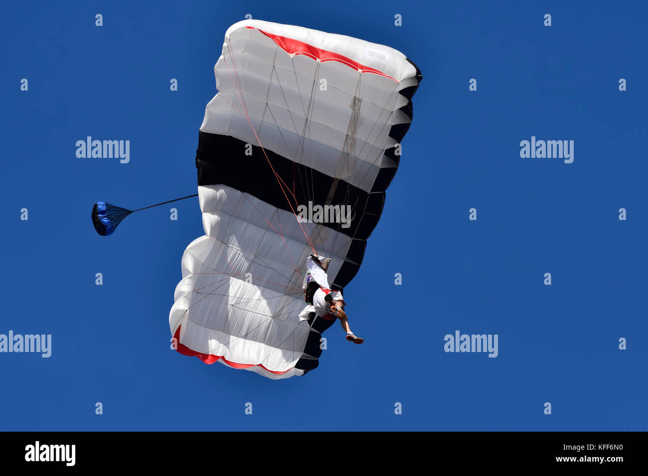 Wingsuiters von Skydive Attika Athen fliegen während der Woche 2017 air-Show in tanagra Air Force Base, Griechenland Stockfoto