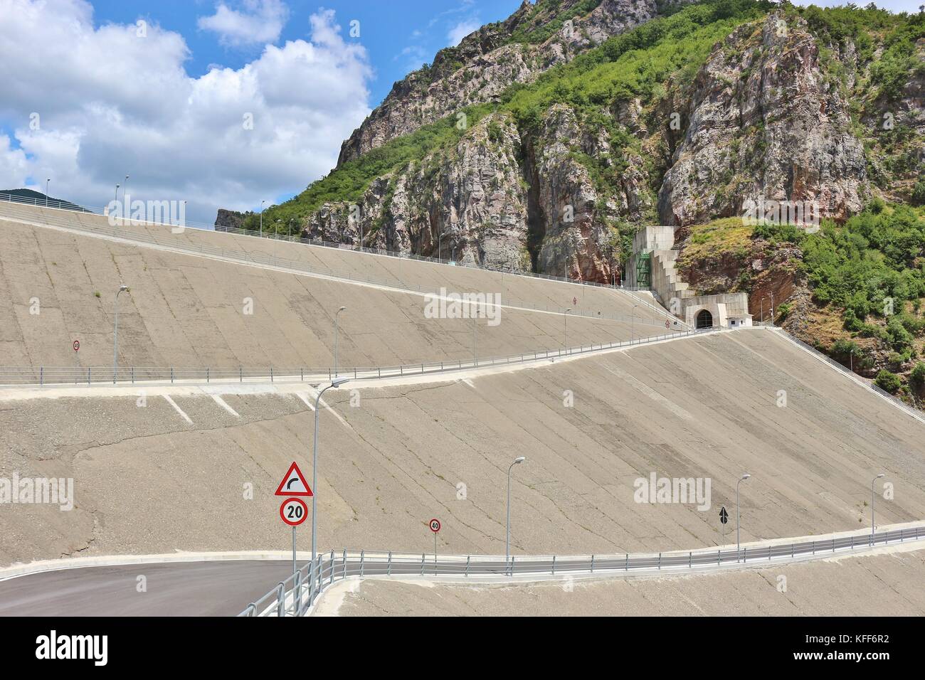 Riesige Damm und Wasserkraftwerk in abgelegenen Bergwelt, im Dorf Koman, Nord Albanien. Über dem Damm die Komani See liegt. Stockfoto