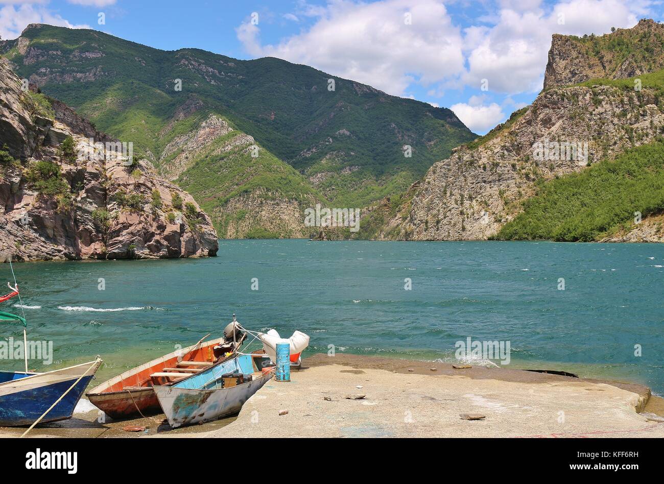 Boote auf der Fähre Bahnhof in Koman, auf Komani See, 35 km lang. Eine atemberaubende Berglandschaft rund um. In Albanien, Südosteuropa. Stockfoto