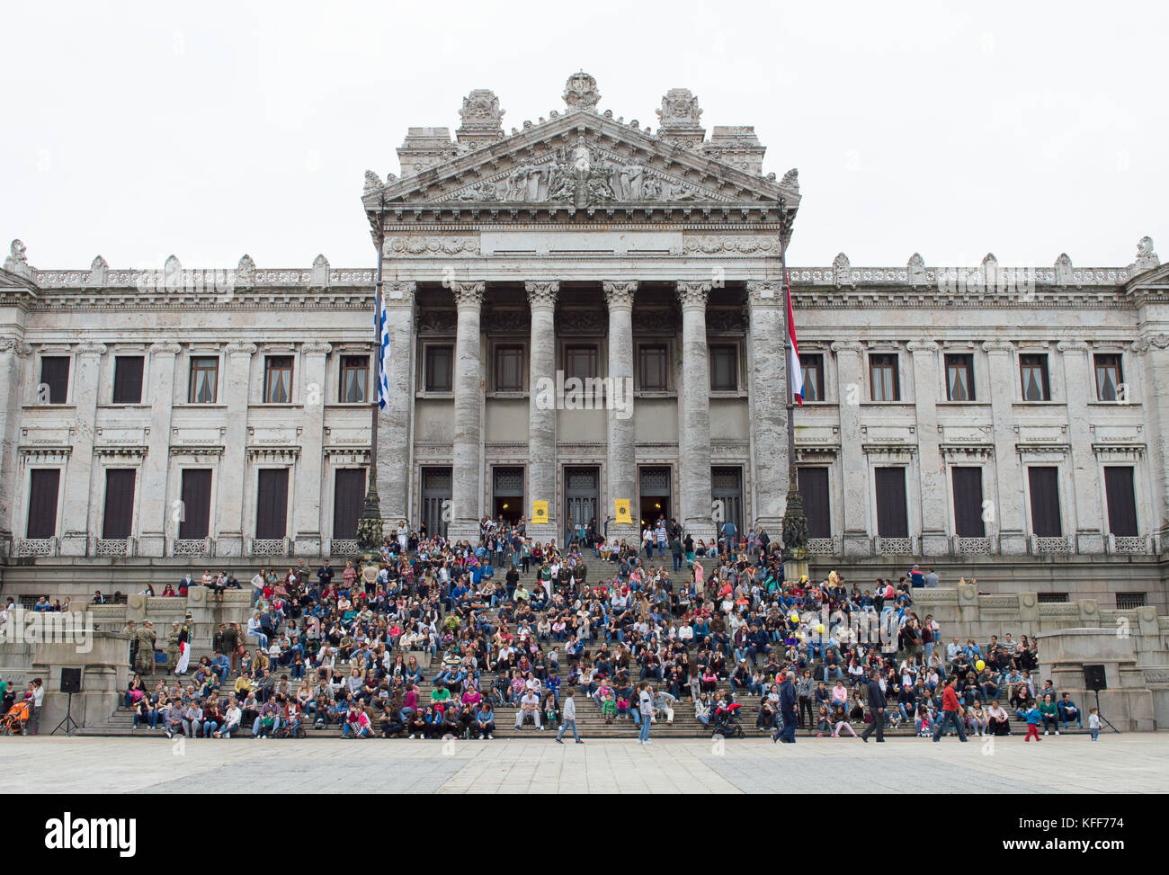 MONTEVIDEO, URUGUAY – 8. OKTOBER 2017: Menschen auf der Treppe des legislativen Palastes. Stockfoto