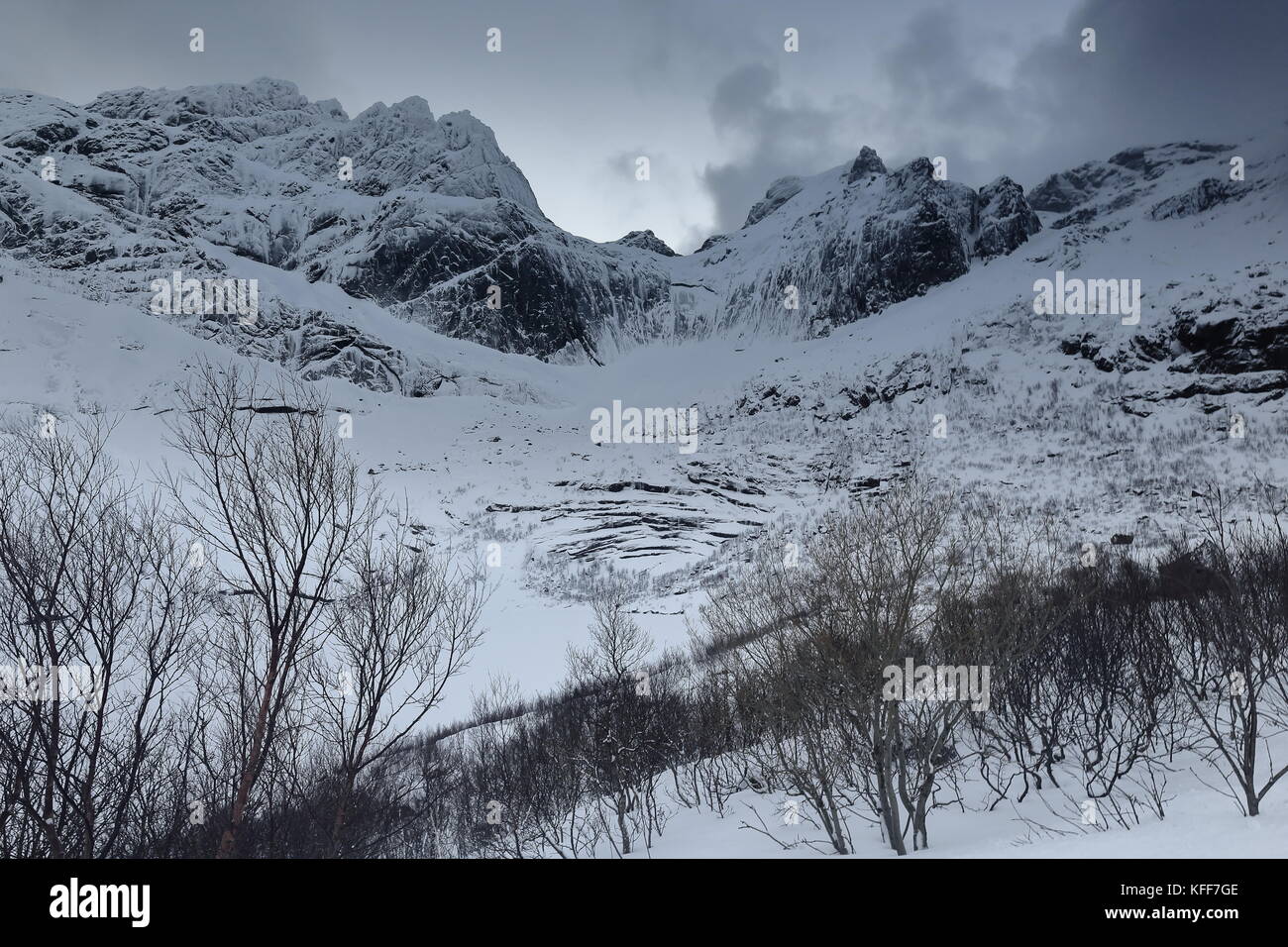 W-Stationen anzeigen von 807 nusfjordveien Straße über storvatnet-See zu mts. bjorntinden - sautinden. gletscherkar am Fuße - Schüssel geformte Bohrung geprägt oben Stockfoto