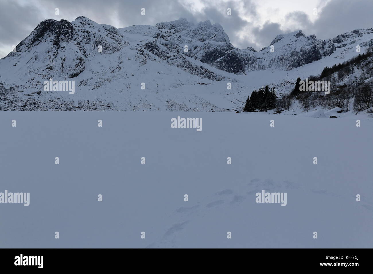 W-Stationen anzeigen von 807 nusfjordveien Straße über storvatnet-See zu mts. bjorntinden - sautinden. gletscherkar am Fuße - Schüssel geformte Bohrung geprägt oben Stockfoto