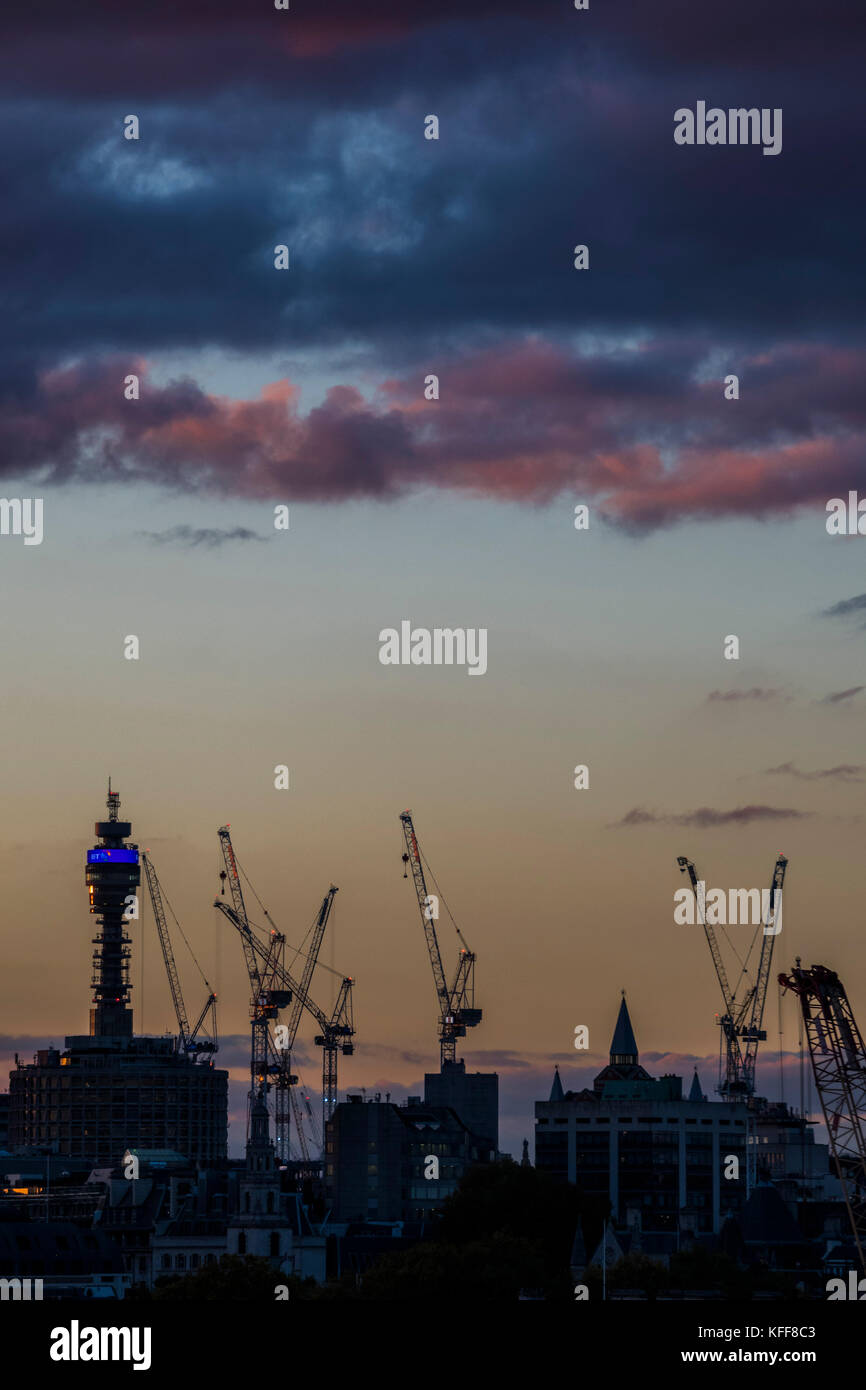 London, Großbritannien. 27 Okt, 2017. Die Sonne über der Themse, als von der Tate ModernLondon 27 Sep 2017 gesehen. Credit: Guy Bell/Alamy leben Nachrichten Stockfoto