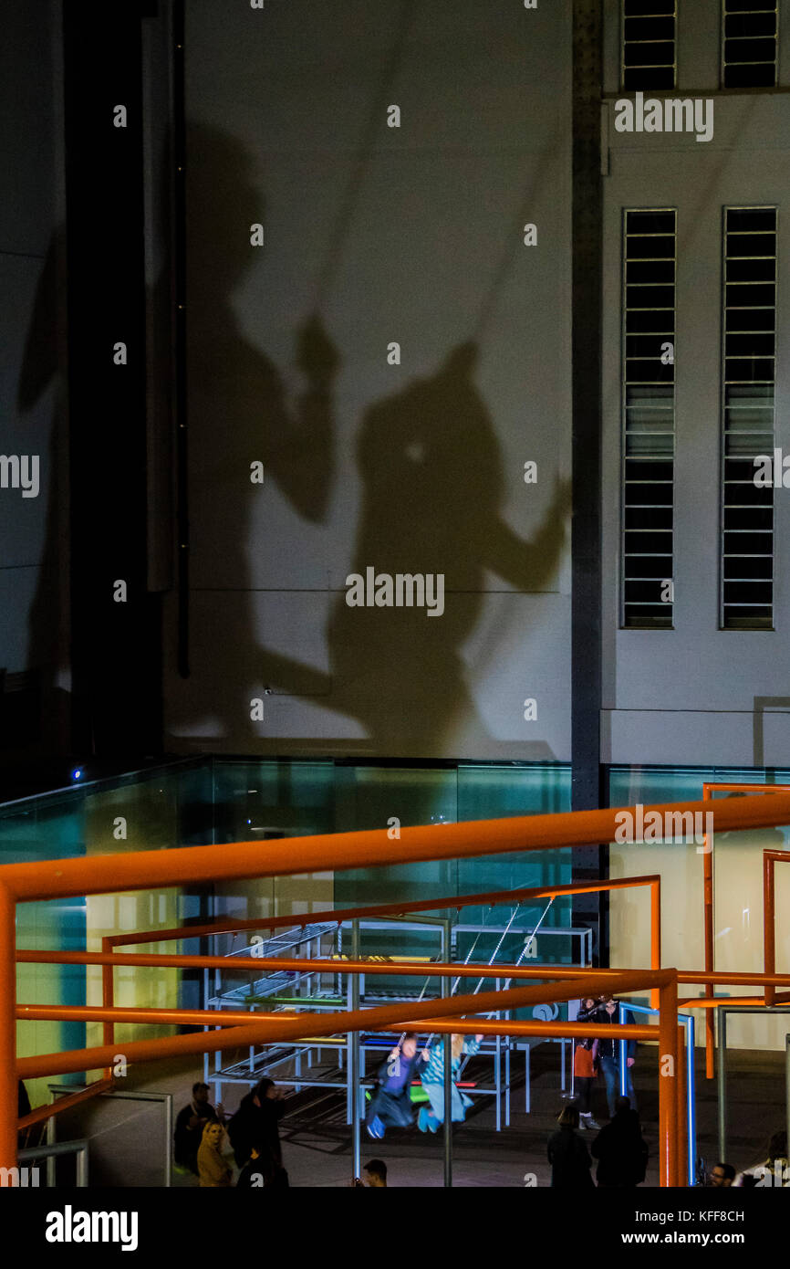 London, Großbritannien. 27 Okt, 2017. Besucher genießen die Schaukeln - 2017 Hyundai Kommission von SUPERFLEX, einer dänischen Kollektiv, in der Turbinenhalle der Tate Modern angelegt. SUPERFLEX, für ihre Interessen zu vereinen urbane Räume bekannt und kommentierte Gesellschaft mit Authentizität durch Kunst London 27. Okt 2017. Credit: Guy Bell/Alamy leben Nachrichten Stockfoto