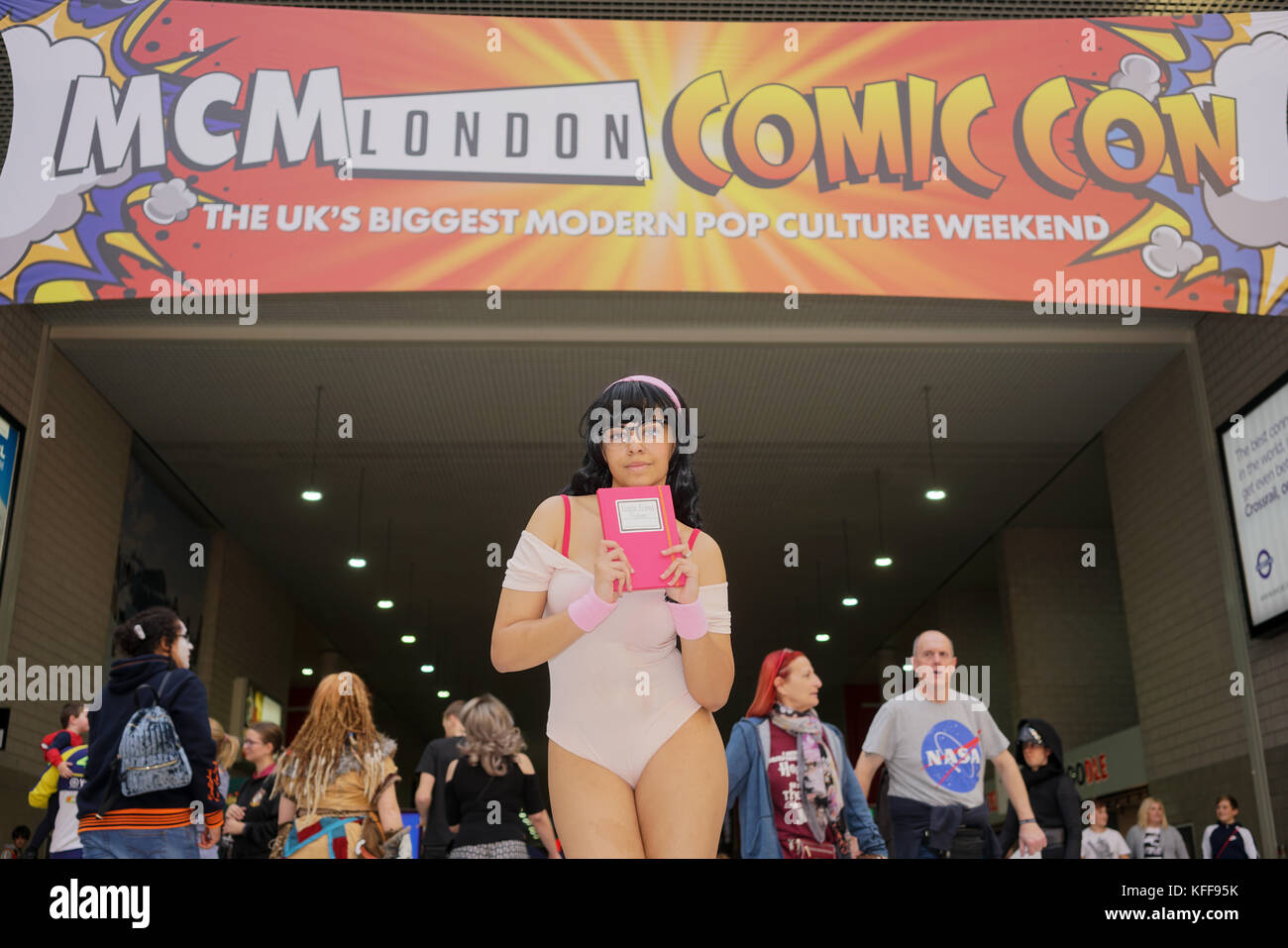 Cosplay Fans kamen am 27. Oktober in London, 2017 für die mcm London Comic Con, die im Excel Center nahm mit Hunderten von stall Ausstellung. Das Wochenende comic Fans bot die Chance, als Ihre Lieblingsfiguren zu kleiden und sogar in der eurocosplay Meisterschaften konkurrieren. Credit: Siehe li/alamy leben Nachrichten Stockfoto