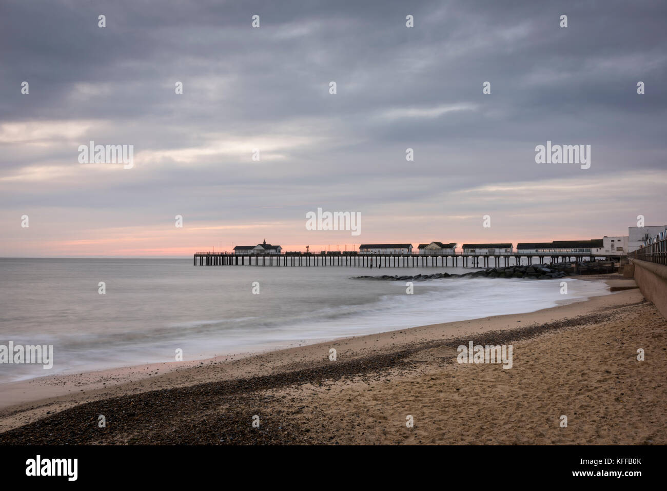 Southwold UK vom 28. Oktober 2017. Eine trübe und Neuanfang auf der East Anglian Küste bei Sonnenaufgang über der Nordsee durch Southwold Pier. Eine frostige North West Breeze hat im Herbst bis zu Temperaturen um 9 Grad. Kredit Julian Eales/Alamy leben Nachrichten Stockfoto