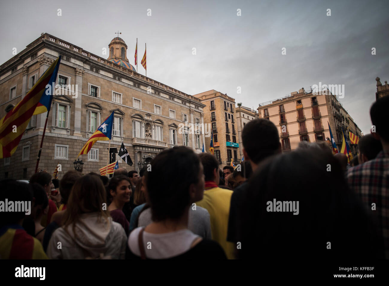 Barcelona, Spanien. Oktober 2017. Tausende Menschen feiern die Proklamation der Republik Katalonien auf dem Sant Jaume Platz und fordern die Freiheit von Jordi Sánchez und Jordi Cuixart. Das katalanische Parlament hat nach einer Abstimmung am Nachmittag des 27. Oktober die Bildung Kataloniens als neuen Staat gegenüber dem Sitz der katalanischen Regierung verkündet. Wenige Stunden später kündigte die spanische Regierung die Intervention Kataloniens an, mit der Einstellung der gesamten Regierung und der Intervention der Regionalpolizei. Kredit: Carles Desfilis / Alamy Live News Stockfoto