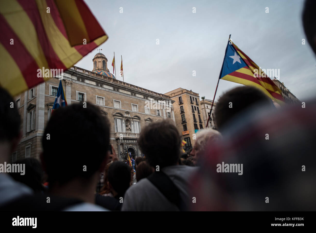 Barcelona, Spanien. Oktober 2017. Tausende Menschen feiern die Proklamation der Republik Katalonien auf dem Sant Jaume Platz und fordern die Freiheit von Jordi Sánchez und Jordi Cuixart. Das katalanische Parlament hat nach einer Abstimmung am Nachmittag des 27. Oktober die Bildung Kataloniens als neuen Staat gegenüber dem Sitz der katalanischen Regierung verkündet. Wenige Stunden später kündigte die spanische Regierung die Intervention Kataloniens an, mit der Einstellung der gesamten Regierung und der Intervention der Regionalpolizei. Kredit: Carles Desfilis / Alamy Live News Stockfoto