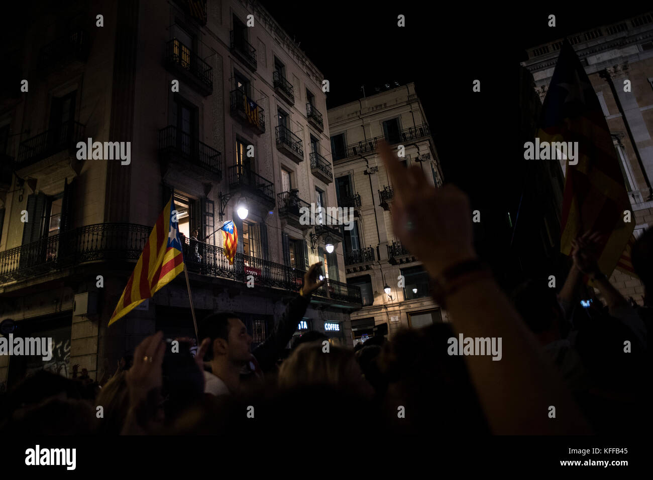 Barcelona, Spanien. Oktober 2017. Tausende Menschen feiern die Proklamation der Republik Katalonien auf dem Sant Jaume Platz und fordern die Freiheit von Jordi Sánchez und Jordi Cuixart. Das katalanische Parlament hat nach einer Abstimmung am Nachmittag des 27. Oktober die Bildung Kataloniens als neuen Staat gegenüber dem Sitz der katalanischen Regierung verkündet. Wenige Stunden später kündigte die spanische Regierung die Intervention Kataloniens an, mit der Einstellung der gesamten Regierung und der Intervention der Regionalpolizei. Kredit: Carles Desfilis / Alamy Live News Stockfoto