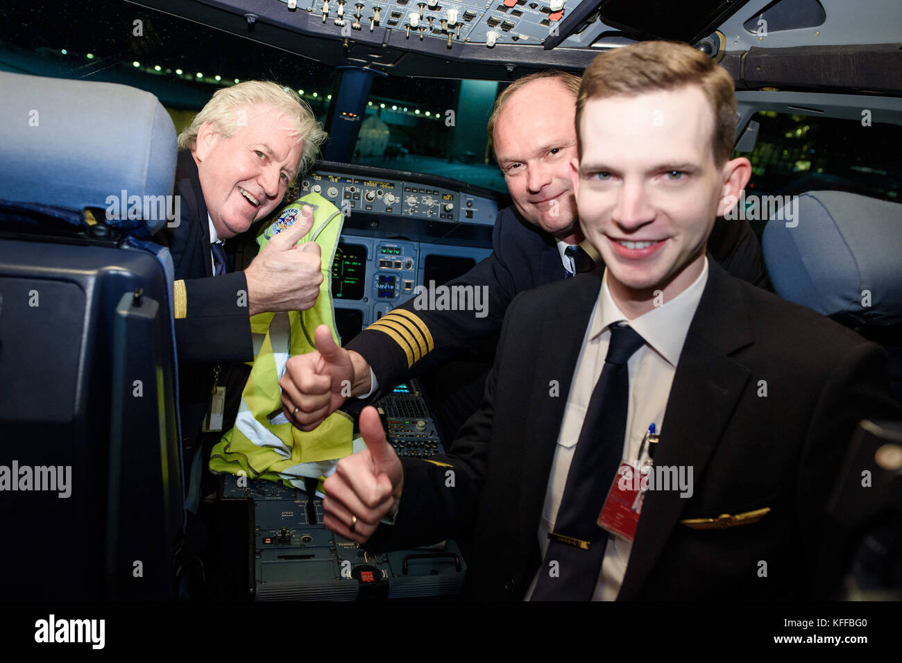Munchen Deutschland 27 Okt 2017 Die Air Berlin Pilot Crew Auf Der Letzte Flug Der Bankrott Der Luftfahrt In Munchen Deutschland 27 Oktober 2017 Das Unternehmen Alle Dienste Beendet Nach Dem Letzten
