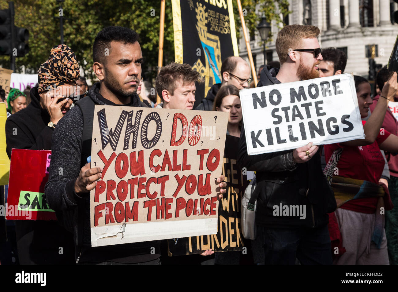 London, Großbritannien. 28 Okt, 2017. 19. jährlichen Erinnerung Prozession Protestmarsch durch die Vereinigten Familien und Freunde Kampagne (UFFC), eine Koalition der Familie und die von Todesfällen in Polizei, Gefängnis, Einwanderung und psychiatrischen Gewahrsam betroffen. Credit: Guy Corbishley/Alamy leben Nachrichten Stockfoto