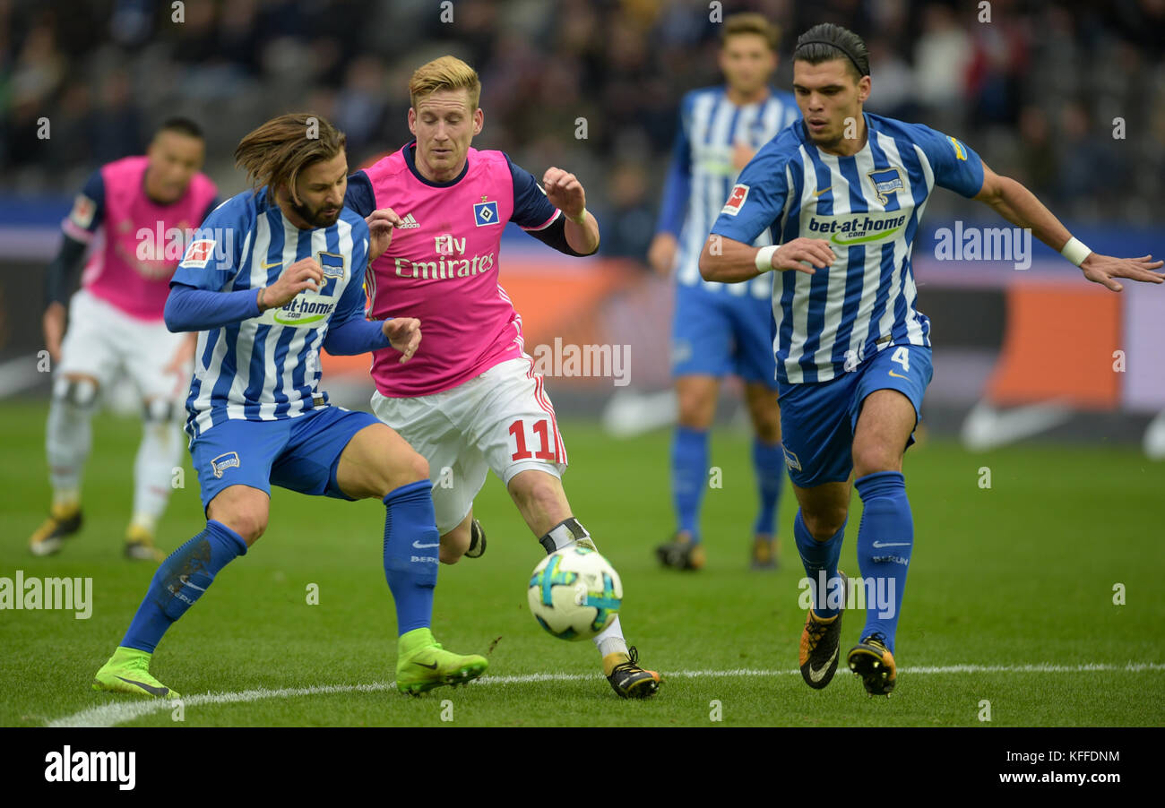 Berlin, Deutschland. Oktober 2017. Herthas Marvin Plattenhardt (l-r), Hamburgs Andre Hahn und Herthas Karim Rekik wetteifern um den Ball während des Bundesliga-Fußballspiels zwischen Hertha BSC und Hamburger SV im Olympiastadion in Berlin, Deutschland, 28. Oktober 2017. (EMBARGO-BEDINGUNGEN - ACHTUNG: Aufgrund der Akkreditierungsrichtlinien erlaubt die DFL nur die Veröffentlichung und Nutzung von bis zu 15 Bildern pro Spiel im Internet und in Online-Medien während des Spiels.) Quelle: Axel Heimken/dpa/Alamy Live News Stockfoto