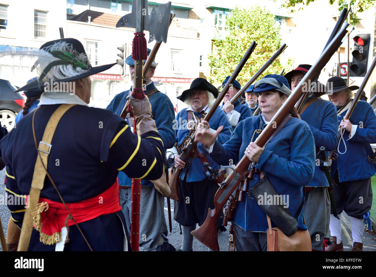 Bristol, UK. 28 Okt, 2017. Während des Englischen Bürgerkriegs, 374 Jahre vor, die angreifenden Royalisten brachen durch die Parlamentarier äußeren Bristol Abwehr und stürmte nach Weihnachten Schritte Froome Tor, die St. John's Eingang in den ummauerten Stadt Bristol verteidigte in Angriff zu nehmen. Die Re-enactment dieser Schlacht wird über zwei Tage, Sat Sun., 28. und 29. Oktober 2017 Um die Straßen an der Spitze von Weihnachten Schritte im Zentrum von Bristol, UK, Credit: Charles Stirling/Alamy leben Nachrichten Stockfoto