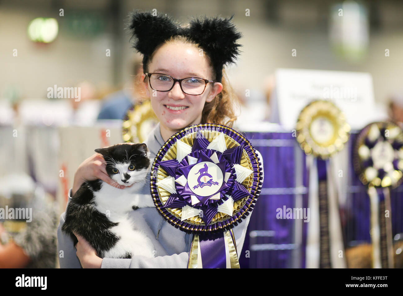 Birmingham.UK. 28. Oktober 2017. Eine Rettungskatze, die zusammen mit zwei ihrer Geschwister entsorgt wurde, gewann Supreme Household PET Kitten 2017 auf der Supreme Cat Show, NEC, Birmingham. Tilley Tiptoes, wie sie genannt wird, wurde von Shropshire Street Cats gerettet und betreut, zusammen mit Amelia Heath-Clowes, 15 Jahre alt, hier abgebildet, aus Shrewsbury, Shropshire. Peter Lopeman/Alamy Live News Stockfoto