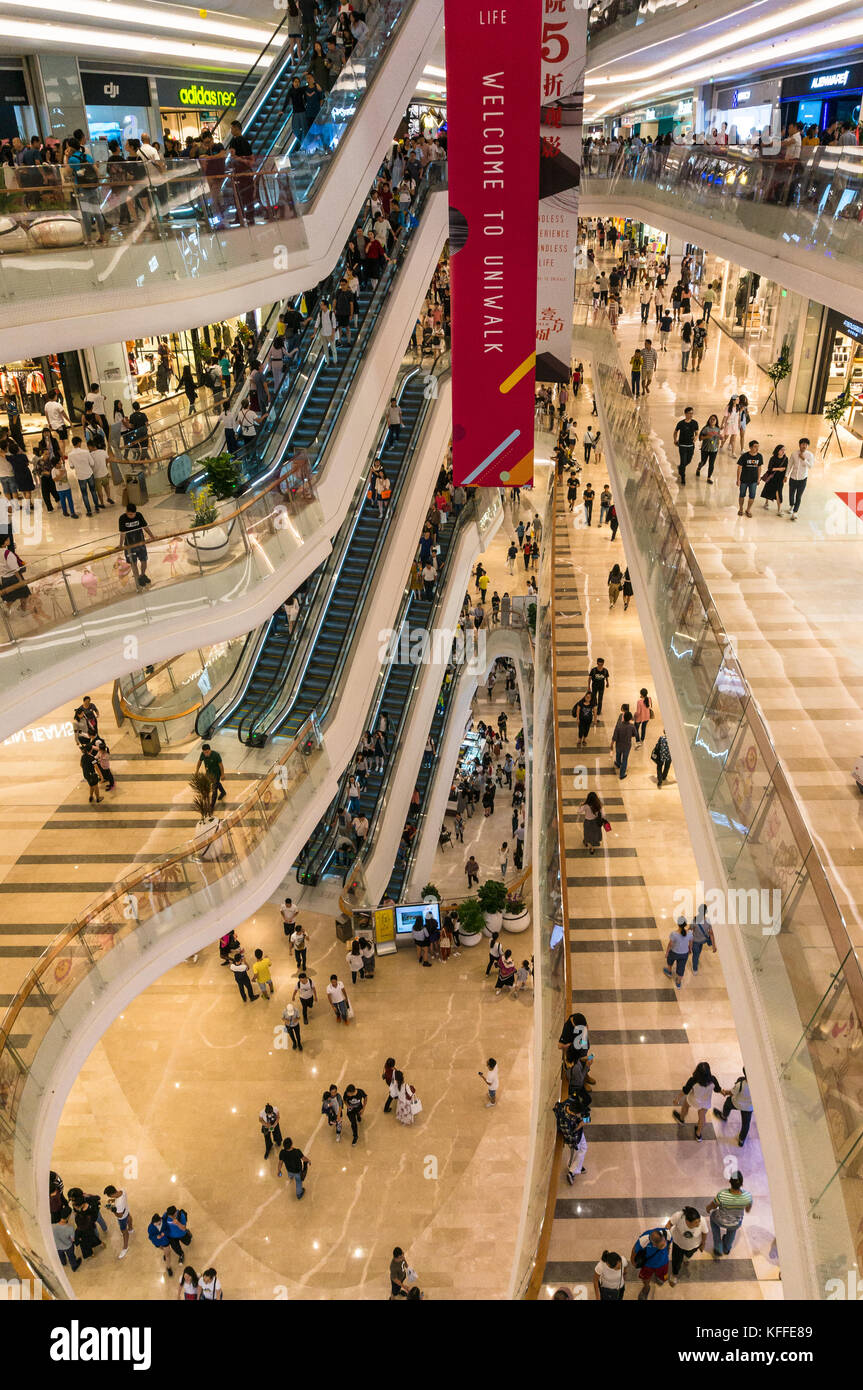Weitwinkelaufnahme der Eröffnung von uniwalk, einer chinesischen mega Shopping mall Center in Shenzhen, China. Stockfoto