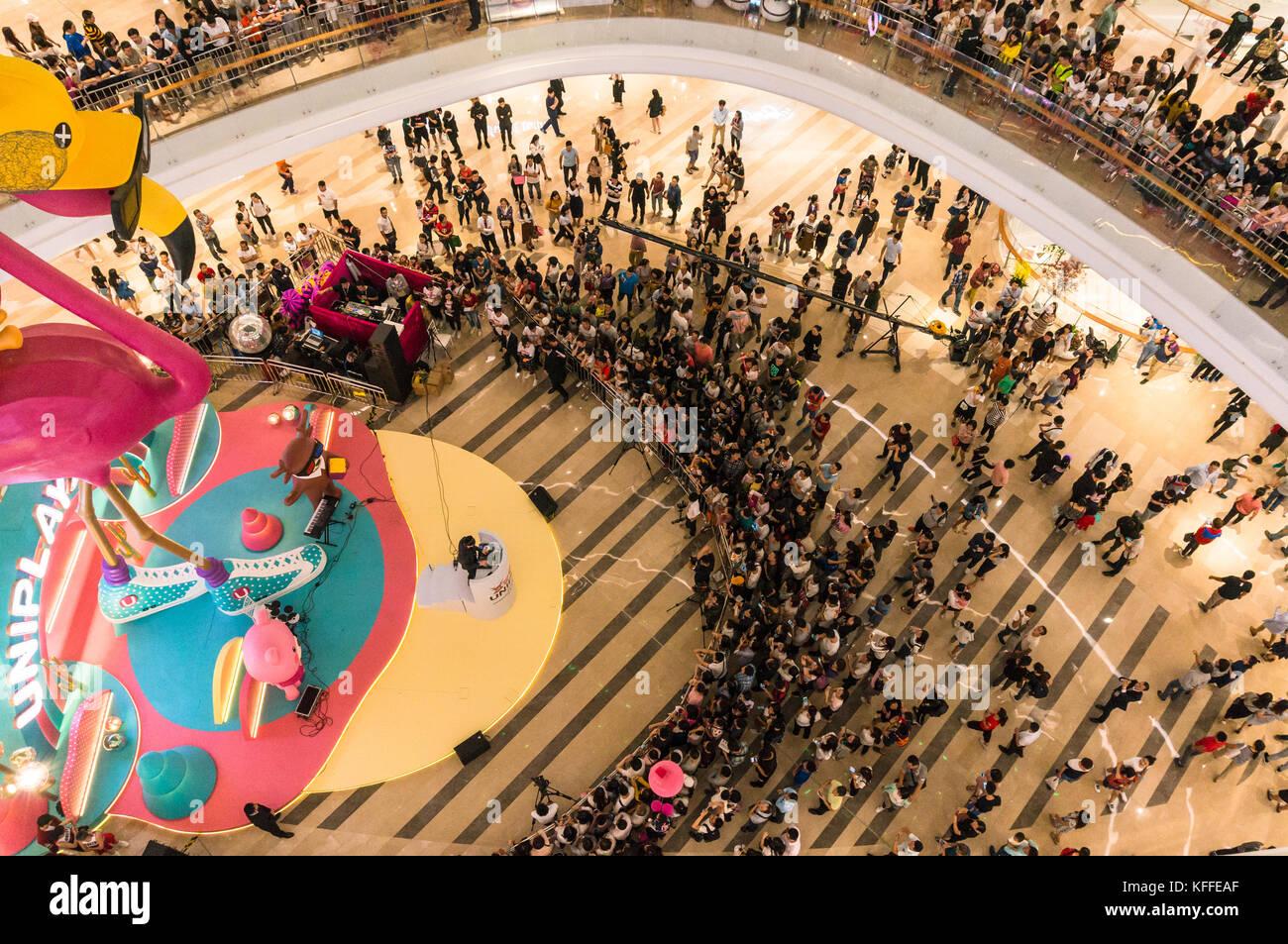 Weitwinkelaufnahme der Eröffnung von uniwalk, einer chinesischen mega Shopping mall Center in Shenzhen, China. Stockfoto