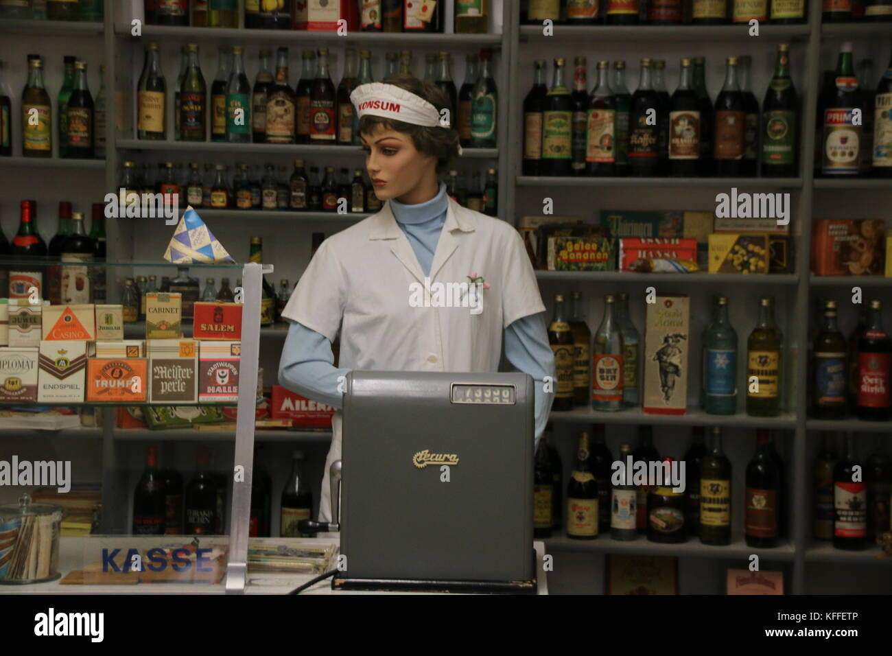 Wittenberg, Deutschland. 28 Okt, 2017. das Haus der Geschichte in Wittenberg zeigt Objekte und Lebensmittel aus der ehemaligen DDR, hier eine sozialistische Supermarkt, genannt Konsum. Credit: mattis Kaminer/alamy leben Nachrichten Stockfoto