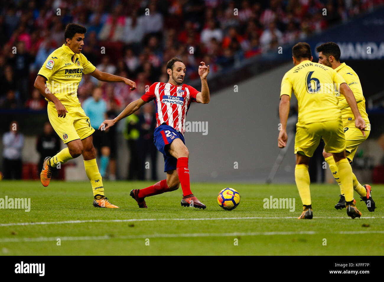 Madrid, Spanien, 28. Oktober 2017. Juan Francisco Torres Belen (20) Atletico de Madrid player. Victor Ruiz (6) Villerreal CF Player. La Liga zwischen Atletico de Madrid vs Villerreal CF Wanda Metropolitano Stadion in Madrid, Spanien, 28. Oktober 2017. Credit: Gtres Información más Comuniación auf Linie, S.L./Alamy leben Nachrichten Stockfoto