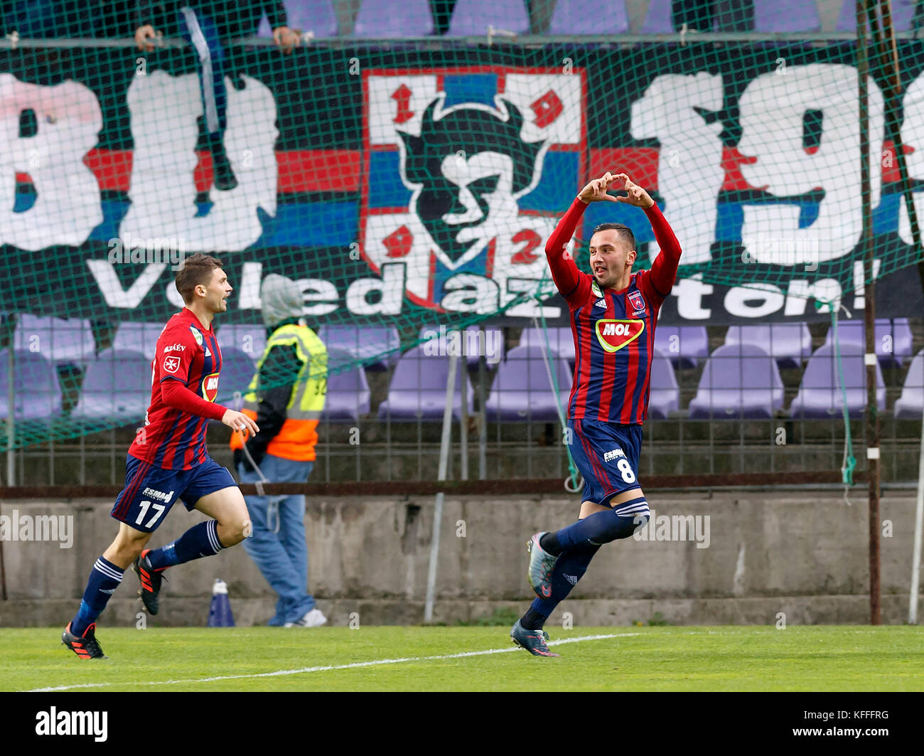 Budapest, Ungarn. 28 Okt, 2017 Budapest, Ungarn - 28. Oktober: Anel Hadzic #8 Der videoton fc sein Ziel feiert mit Mate patkai #17 Der videoton fc während die ungarische OTP Bank Liga Match zwischen-FC- und Videoton fc am Szusza Ferenc Stadion am 28. Oktober 2017 in Budapest, Ungarn. Credit: Laszlo szirtesi/alamy leben Nachrichten Stockfoto