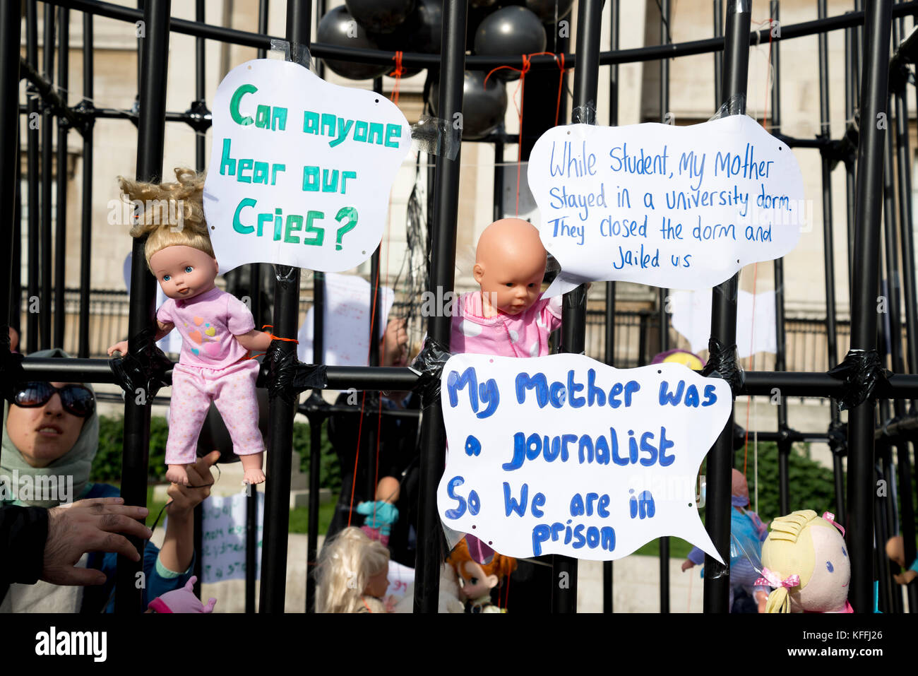 Trafalgar Square, London, Großbritannien. Oktober 2017. #66BABIES Protestbewegung gegen die 668 Babys, die derzeit mit oder ohne ihre Eltern im türkischen Gefängnis eingesperrt sind. Die Demonstranten prangern die schrecklichen Lebensbedingungen und die lächerlichen Gründe manchmal an, warum einige Frauen ins Gefängnis gesteckt werden, Trafalgar Square, London. 28/10/2017 Credit: Alexandra Salou/Alamy Live News Stockfoto