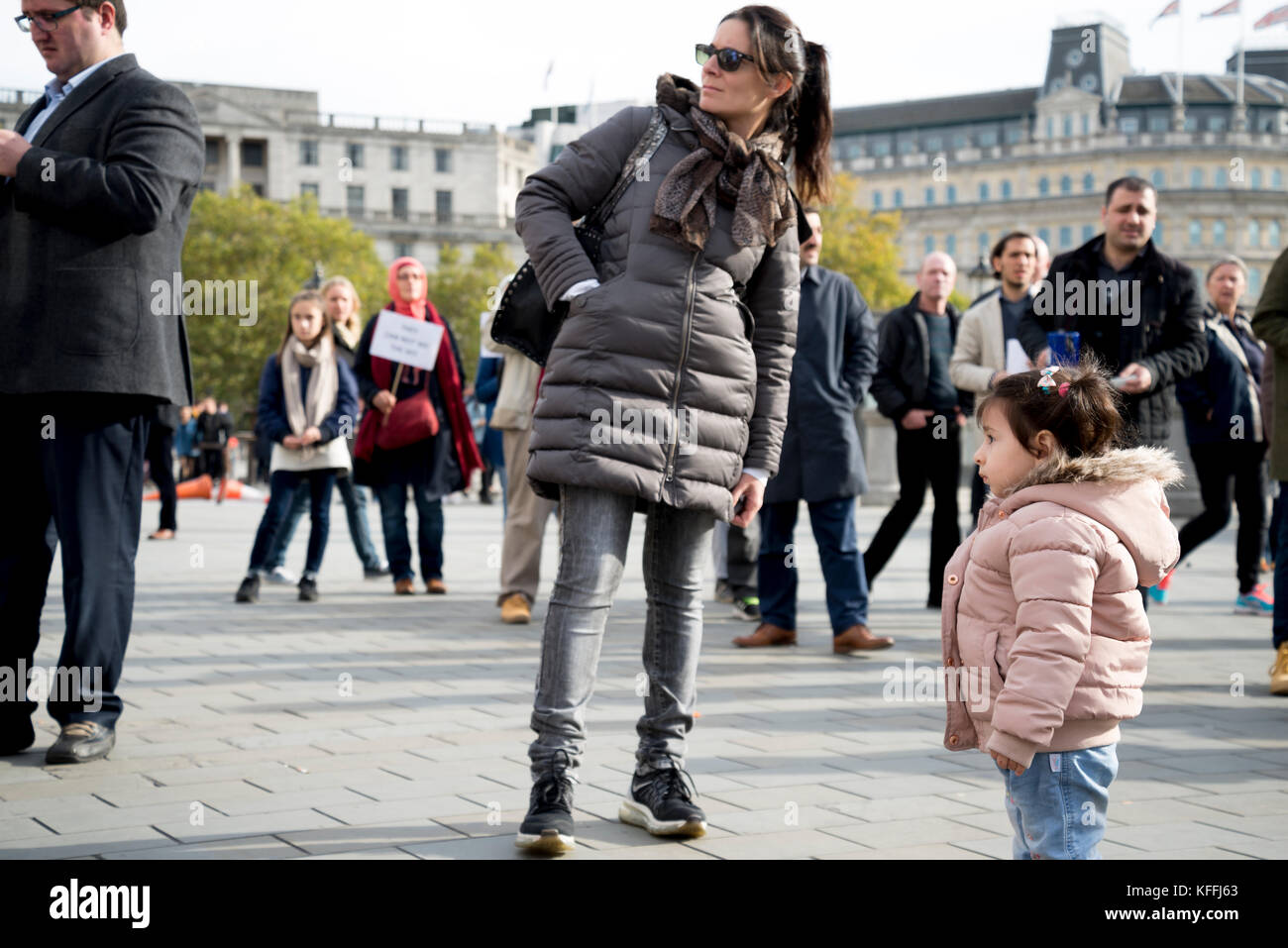 Trafalgar Square, London, Großbritannien. Oktober 2017. #66BABIES Protestbewegung gegen die 668 Babys, die derzeit mit oder ohne ihre Eltern im türkischen Gefängnis eingesperrt sind. Die Demonstranten prangern die schrecklichen Lebensbedingungen und die lächerlichen Gründe manchmal an, warum einige Frauen ins Gefängnis gesteckt werden, Trafalgar Square, London. 28/10/2017 Credit: Alexandra Salou/Alamy Live News Stockfoto