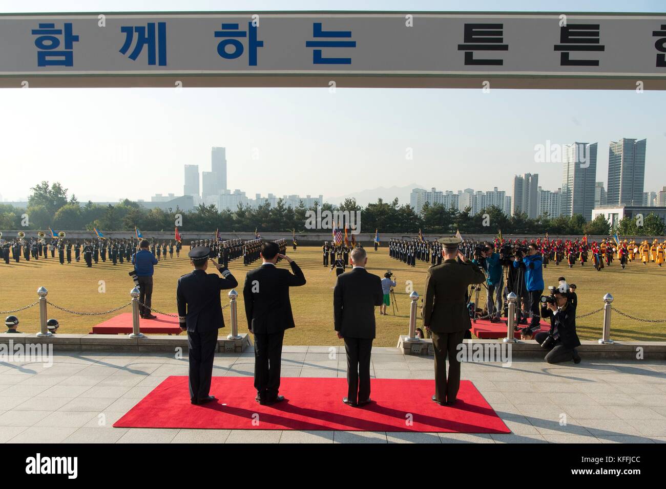 Die Militärführer der USA und Südkoreas zeichnen während der Ankunftszeremonie vor dem 49. Sicherheitsberatungstreffen im südkoreanischen Verteidigungsministerium am 28. Oktober 2017 in Seoul aus. Von rechts nach links stehen: US-Vorsitzender des Joint Chiefs General Joseph Dunford, U. US-Verteidigungsminister James Mattis, koreanischer Verteidigungsminister Song Young-moo und koreanischer Vorsitzender der gemeinsamen Chiefs General Jeong Kyeong-doo. Stockfoto