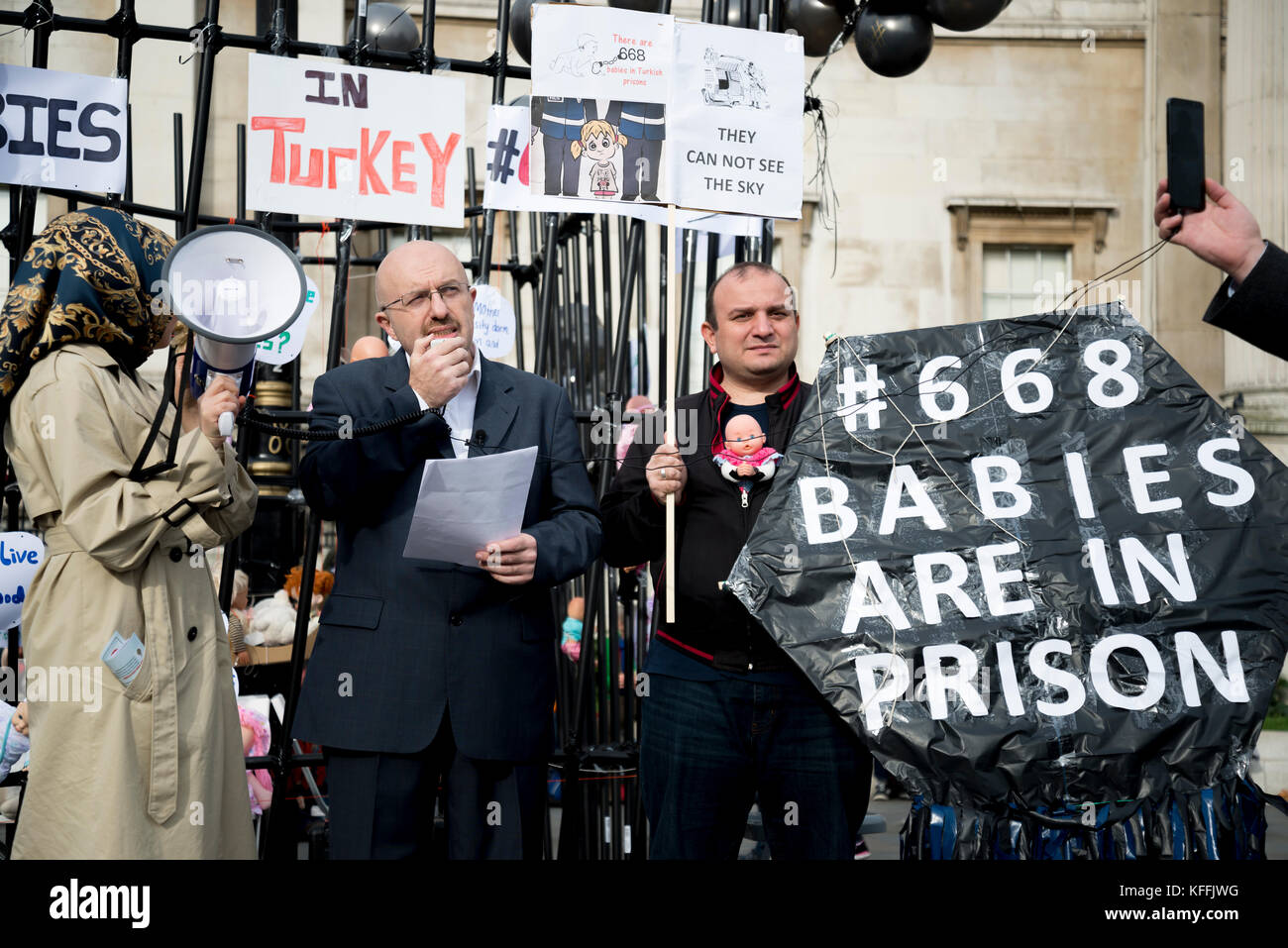 Trafalgar Square, London, Großbritannien. Oktober 2017. #66BABIES Protestbewegung gegen die 668 Babys, die derzeit mit oder ohne ihre Eltern im türkischen Gefängnis eingesperrt sind. Die Demonstranten prangern die schrecklichen Lebensbedingungen und die lächerlichen Gründe manchmal an, warum einige Frauen ins Gefängnis gesteckt werden, Trafalgar Square, London. 28/10/2017 Credit: Alexandra Salou/Alamy Live News Stockfoto