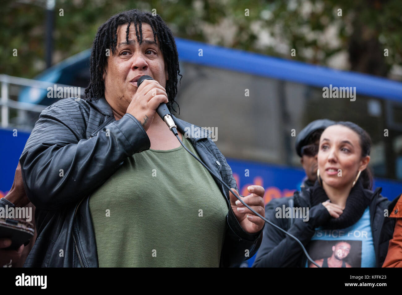 London, Großbritannien. 28. Oktober 2017. Karla Mohammed, Mutter von mzee Mohammed, Adressen Aktivisten aus den Vereinigten Familien und Freunde Kampagne (uffc) nach Ihren jährlichen Prozession zur Erinnerung an Familienmitglieder und Freunde, die in Polizeigewahrsam, Gefängnis starb, Immigration Detention oder Secure psychiatrische Krankenhäuser. mzee Mohammed, 18, im Juli 2016 starb nach von Merseyside Polizei am Einkaufszentrum Liverpool One festgehalten. Credit: Mark kerrison/alamy leben Nachrichten Stockfoto