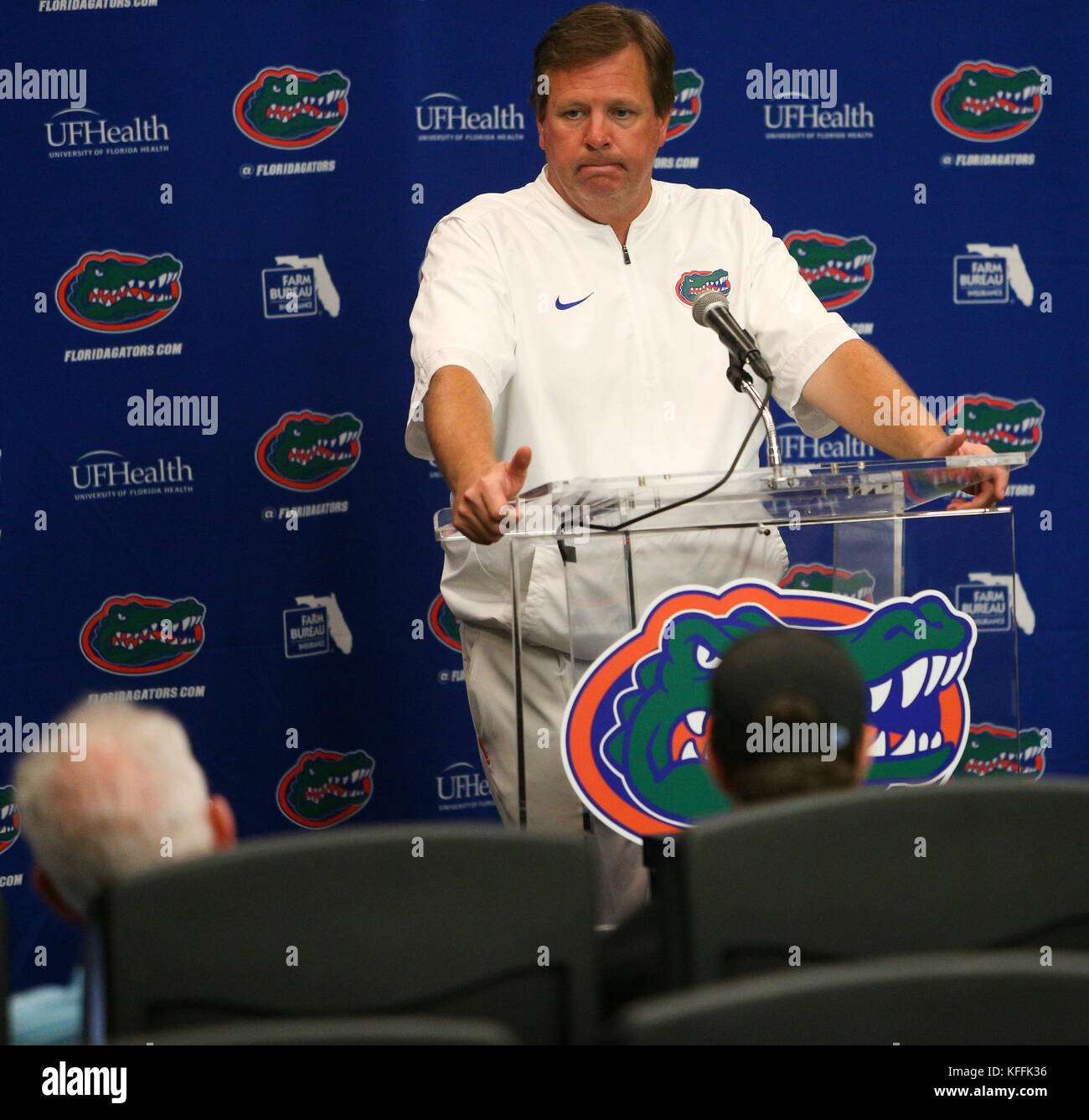 Jacksonville, Florida, USA. 28 Okt, 2017. MONICA HERNDON | Zeiten. Florida Gators Head Coach Jim McElwain Gespräche während des post spiel Pressekonferenz nach dem Spiel gegen die Georgia Bulldoggen am EverBank Feld, in Jacksonville, Fla. am 28. Oktober 2017. Die Georgia Bulldogs gewann 42-7. Credit: Monica Herndon/Tampa Bay Zeiten/ZUMA Draht/Alamy leben Nachrichten Stockfoto